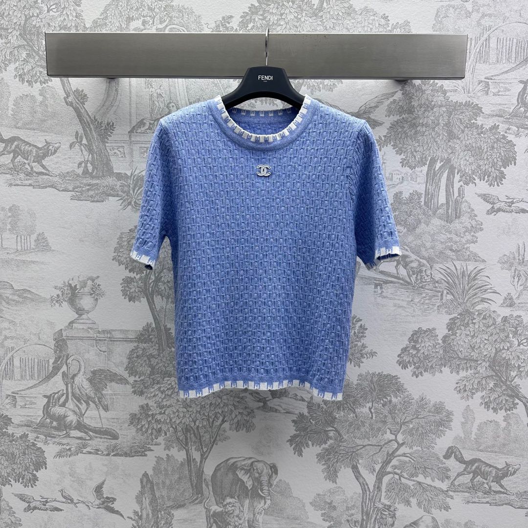 NO:309682,Chane*2025 new product is available on the shelves of round neck short sleeve knitted custom YB imported wool knitted material, high-quality and comfortable texture, large body bright color texture and texture with white serrated edge strips for the leader's mouth, adding layered look, double C letter logo embellishment on the chest, highlighting the brand tone, slim and relaxation, facial auxiliary materials development, round neck short sleeve top cut, fashionable temperament, single wear and layering, first choice for fashion outfits in all seasons, high version 2 colors 36 38 40,,chanel, T-shirt, alexander wang19860909Chane*2025新品上架圆领短袖针织定制YB进口羊毛针织材质 质感高级舒适 大身亮色系肌理纹路搭配领袖口衣摆白色锯齿边条处理 增添造型层次感 胸前定位双C字母徽标点缀 彰显品牌调性 穿搭显瘦松弛 面辅料开发 圆领短袖上衣剪裁 时髦气质 单穿叠穿均可 四季时尚穿搭首选  高版本2色36 38 40,,chanel,T-shirt,alexander wang,Women's clothing