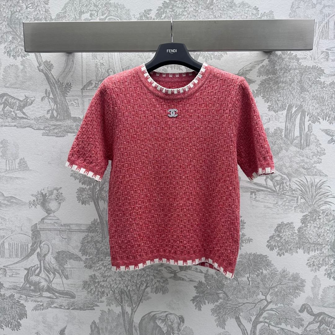 NO:309686,Chane*2025 new product is available on the shelves of round neck short sleeve knitted custom YB imported wool knitted material, high-quality and comfortable texture, large body bright color texture and texture with white serrated edge strips for the neckline, adding layered look, double C letter logo embellishment on the chest, highlighting the brand tone, slim and slack outfit, facial auxiliary material development, round neck short sleeve top cut, fashionable temperament, single wear and layering, first choice for fashion outfits in all seasons, high version 2 colors 36 3,,chanel, T-shirt, alexander wang19860909Chane*2025新品上架圆领短袖针织定制YB进口羊毛针织材质 质感高级舒适 大身亮色系肌理纹路搭配领袖口衣摆白色锯齿边条处理 增添造型层次感 胸前定位双C字母徽标点缀 彰显品牌调性 穿搭显瘦松弛 面辅料开发 圆领短袖上衣剪裁 时髦气质 单穿叠穿均可 四季时尚穿搭首选  高版本2色36 3,,chanel,T-shirt,alexander wang,Women's clothing