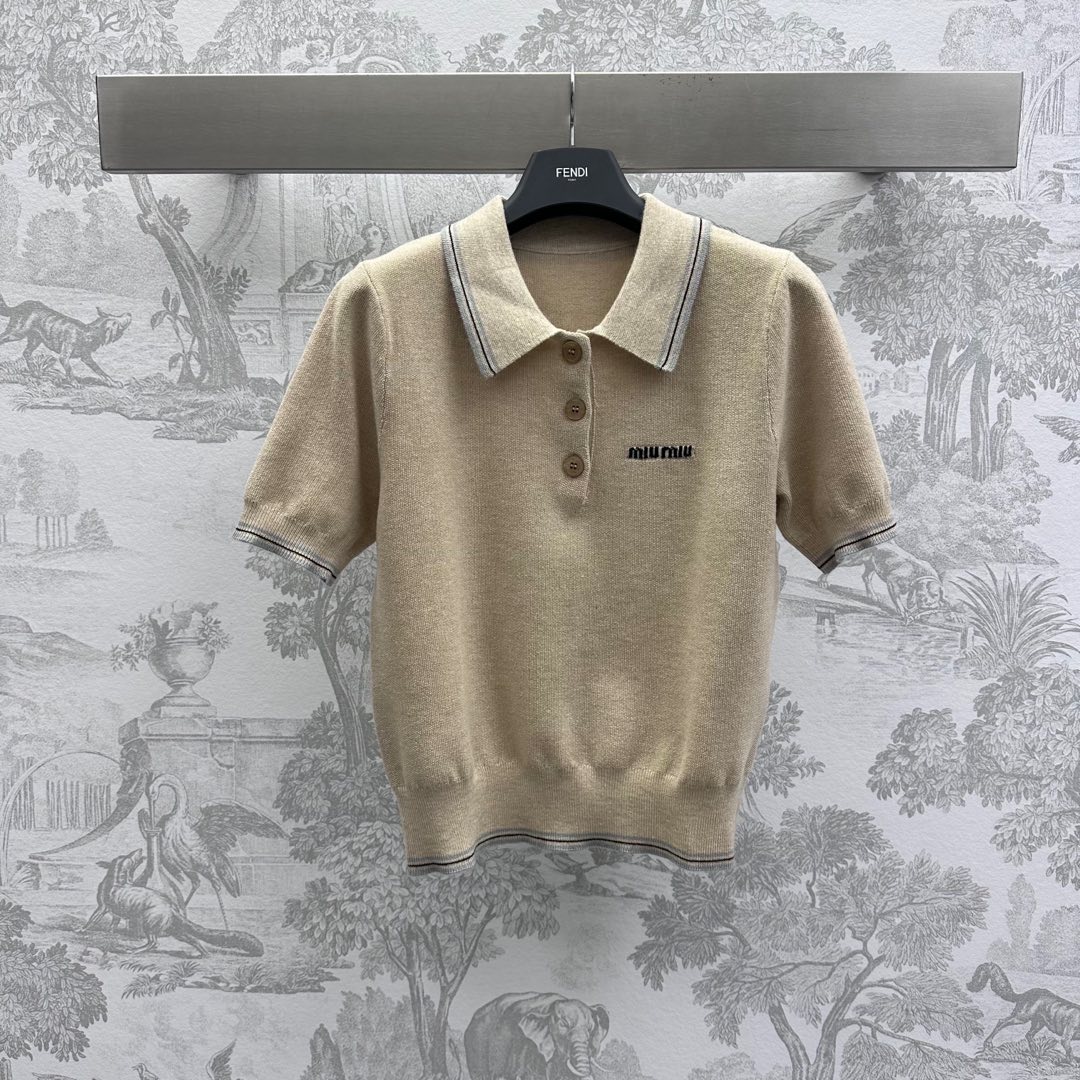 NO:312756,Miumi*2025 new product is available. Customized YB imported wool knitted material. Delicate and soft elastic half-paced lapel button adjustment design. Tightening with striped cuffs hem neckline threads to add layering. The iconic letter logo pattern on the chest shows the brand tone. The development of auxiliary materials for lapel short-sleeved tops. The upper body is playful and age-reducing. You can easily control the outfits on daily commuting and dates. High-end version, miumiu, T-shirt, alexander wang19860909Miumi*2025新品上架 翻领短袖针织定制YB进口羊毛针织材质 细腻柔软弹力半开襟翻领纽扣调节设计 配合条纹袖口衣摆领口螺纹收紧处理 增添造型层次感 胸前标志性字母徽标图案点缀 彰显品牌调性 面辅料开发 翻领短袖上衣版型剪裁 上身俏皮减龄学院风 日常通勤约会都能轻松驾驭穿搭  高版本,,miumiu,T-shirt,alexander wang,Women's clothing