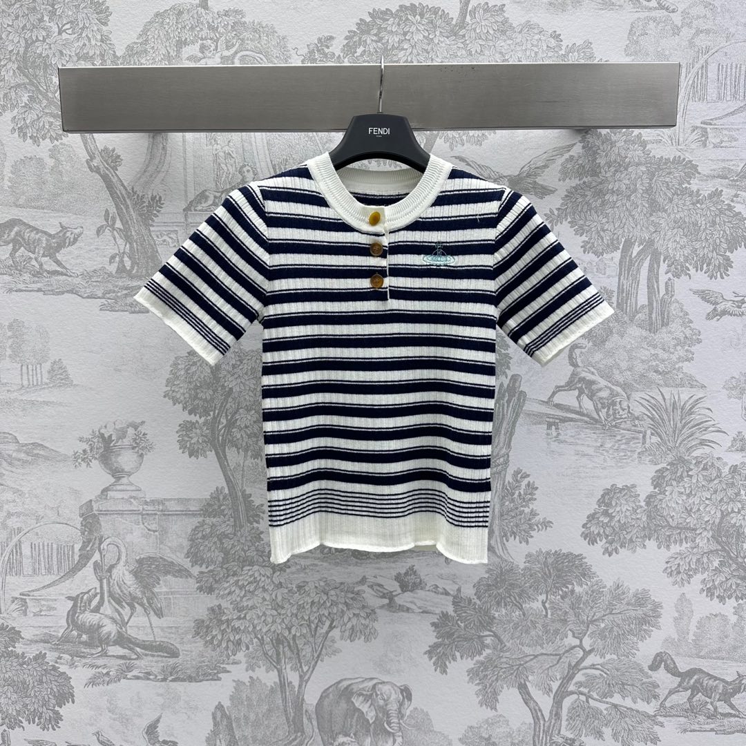NO:312748,The Queen Mother of the West 2025 new product is available on the shelves of round neck striped short sleeve knitted custom YB imported Tiansi wool knitted material, breathable and comfortable, full texture, button adjustment design on the half-opening of the chest, black and white stripes are interlaced with thickness, white threaded edges on the neckline cuffs, adding layered styling, iconic embroidery logo embellishment on the chest, highlighting the brand tone, surface auxiliary material development, round neck short sleeve top cut, the upper body presents a casual and lazy outfit style, single wear inner wear is advanced and age-reducing, high-end version, T-shirt, alexander wang19860909西太后*2025新品上架圆领条纹短袖针织定制YB进口天丝羊毛针织材质 透气舒适 质感十足 胸前半开襟处点缀纽扣调节设计 通体黑白条纹粗细交错 领口袖口衣摆白色螺纹包边处理 增添造型层次感 胸前标志性刺绣徽标点缀 彰显品牌调性 面辅料开发 圆领短袖上衣剪裁 上身呈现休闲慵懒的穿搭格调感 单穿内搭高级减龄  高版本,,T-shirt,alexander wang,Women's clothing