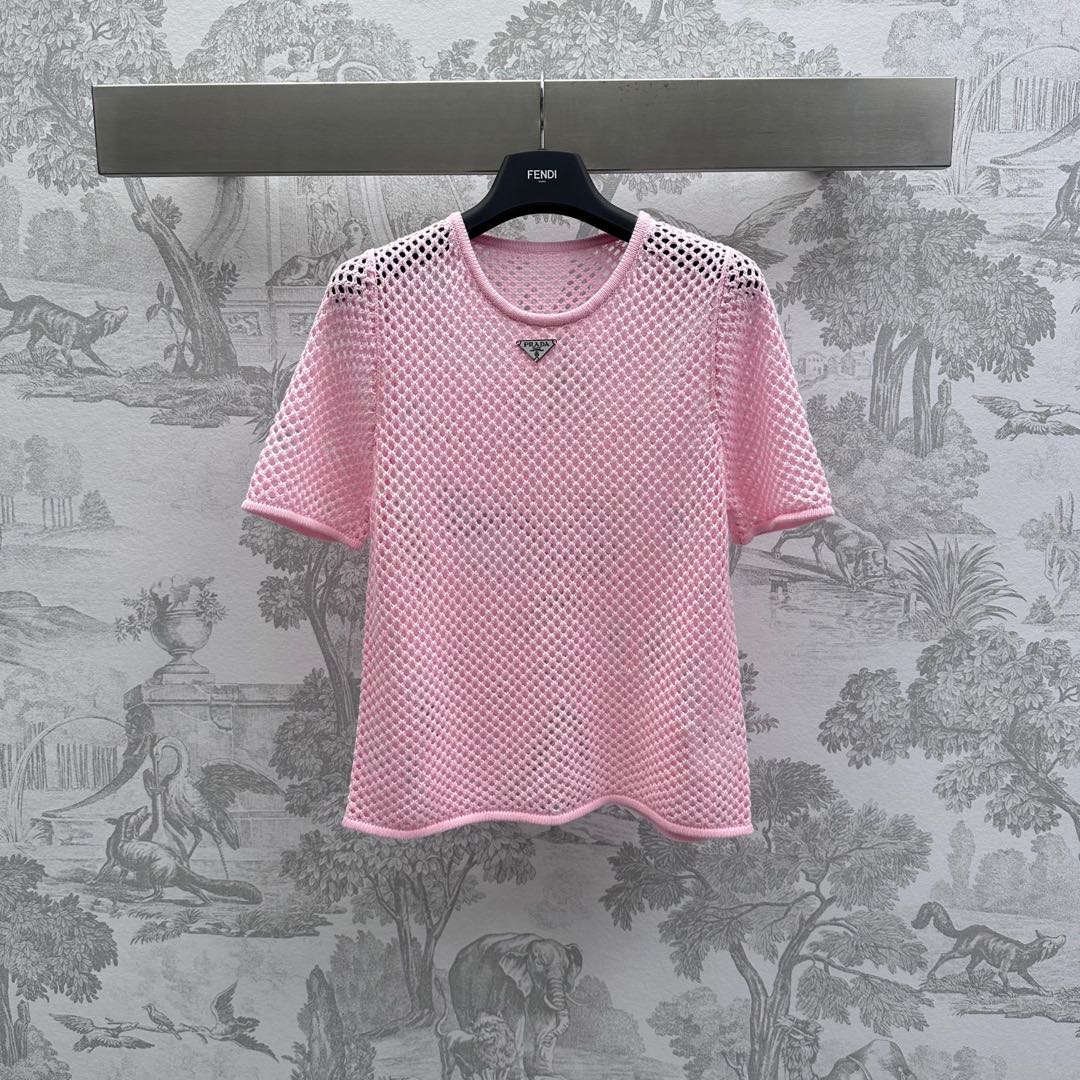 NO:312758,Prad*2025 new product is available on the shelves of the hollow round neck short sleeve knitted custom YB imported wool yarn material, comfortable, soft and elastic, hollow fabric design is designed to add a casual atmosphere to the simple outfit. The iconic triangle marking on the chest embellishment to highlight the brand tone Regular style, slim and fashionable Round neck short sleeve top cut, all seasons, layered, high-end version, prada, T-shirt, alexander wang19860909Prad*2025新品上架镂空圆领短袖针织定制YB进口羊毛纱线材质 舒适软糯 弹力十足 成衣选用镂空面料设计 为简易穿搭增添休闲气息 胸前标志性三角标点缀装饰 彰显品牌调性 常规版型 显瘦时髦 圆领短袖上衣剪裁 四季单穿叠穿都  高版本,,prada,T-shirt,alexander wang,Women's clothing