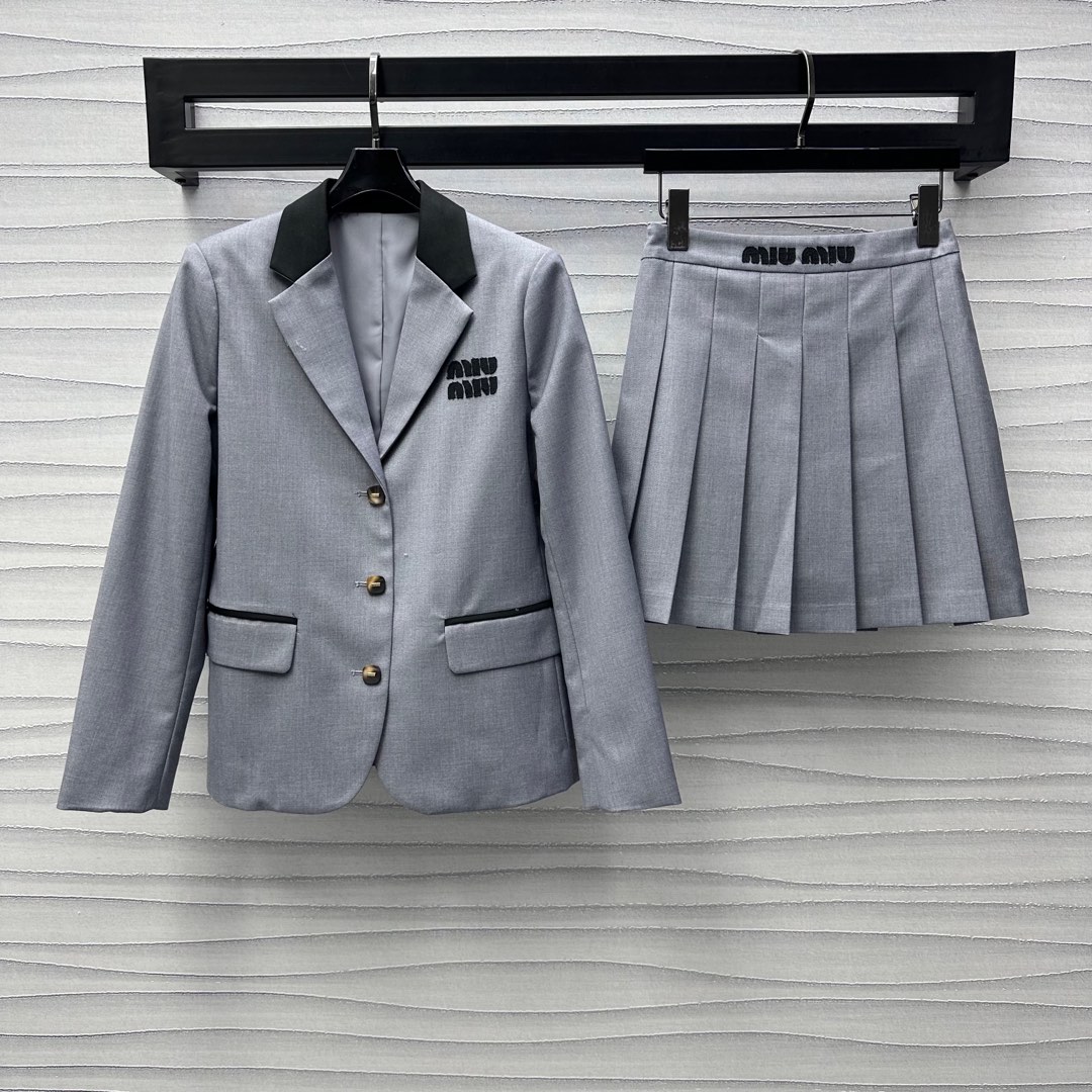 NO:320809,Miumi*2025 new product launches for suit jacket pleated skirt suit customized YB imported suit material gloss comfortable and high-quality texture development Facial accessories Spliced ​​collar suit jacket pleated skirt suit brand letter logo embellished on the chest Set pleated skirt The waist and abdomen fitting tailoring and logo echoes the brand tone Show brand tone The skirt hem is neat and pleated to add a sense of styling, the outfit reduces the age-reducing temperament Complete sets can be easily controlled for daily travel or leisure and entertainment High-end version, Miumiu, skirts, jackets & coats, business suit, alexander wang19860909Miumi*2025新品上架西装外套百褶裙套装定制YB进口西装材质 光泽舒适 质感上乘 面辅料开发 拼接领西装外套百褶半裙套装 胸前点缀品牌字母标识 套装百褶半裙 腰腹贴合剪裁配合徽标呼应 彰显品牌调性 裙摆利落压褶设计 增添造型层次感 穿搭减龄气质 成套穿搭日常出行还是休闲娱乐 都能轻松驾驭  高版本,,miumiu,skirts,jackets & coats,business suit,alexander wang,Women's clothing