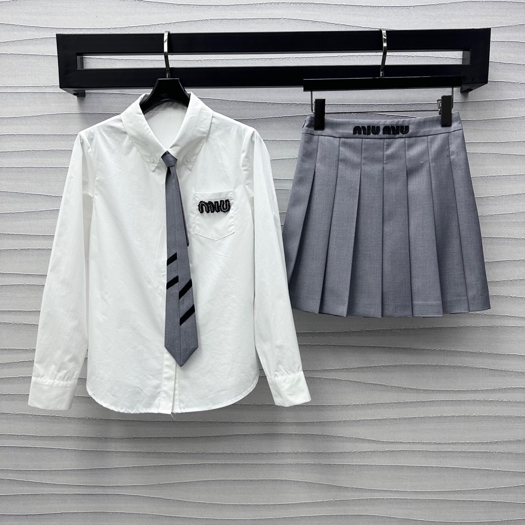 NO:320805,Miumi*2025 new product ties, shirts, pleated skirts set customized YB imported cotton material, comfortable and breathable, surface and auxiliary materials development, regular shirts, pleated skirts set, pocket embellishment brand letter logo, matching tie adjustment decoration, coordination and unity, suit pleated skirts, waist and abdomen fitting, tailoring and logo echoing, highlighting the brand tone, skirt hem is neat and pleated, adds a sense of styling, age-reducing temperament, complete sets of outfits can be easily controlled for daily travel or leisure and entertainment, high-end version,,miumiu, skirts,shirts,ties,alexander wang19860909Miumi*2025新品上架领带衬衣百褶裙套装定制YB进口全棉材质 舒适透气 面辅料开发 常规衬衫百褶半裙套装 口袋点缀品牌字母标识 搭配领带调节装饰 协调统一 套装百褶半裙 腰腹贴合剪裁配合徽标呼应 彰显品牌调性 裙摆利落压褶设计 增添造型层次感 穿搭减龄气质 成套穿搭日常出行还是休闲娱乐 都能轻松驾驭  高版本,,miumiu,skirts,shirts,ties,alexander wang,Women's clothing