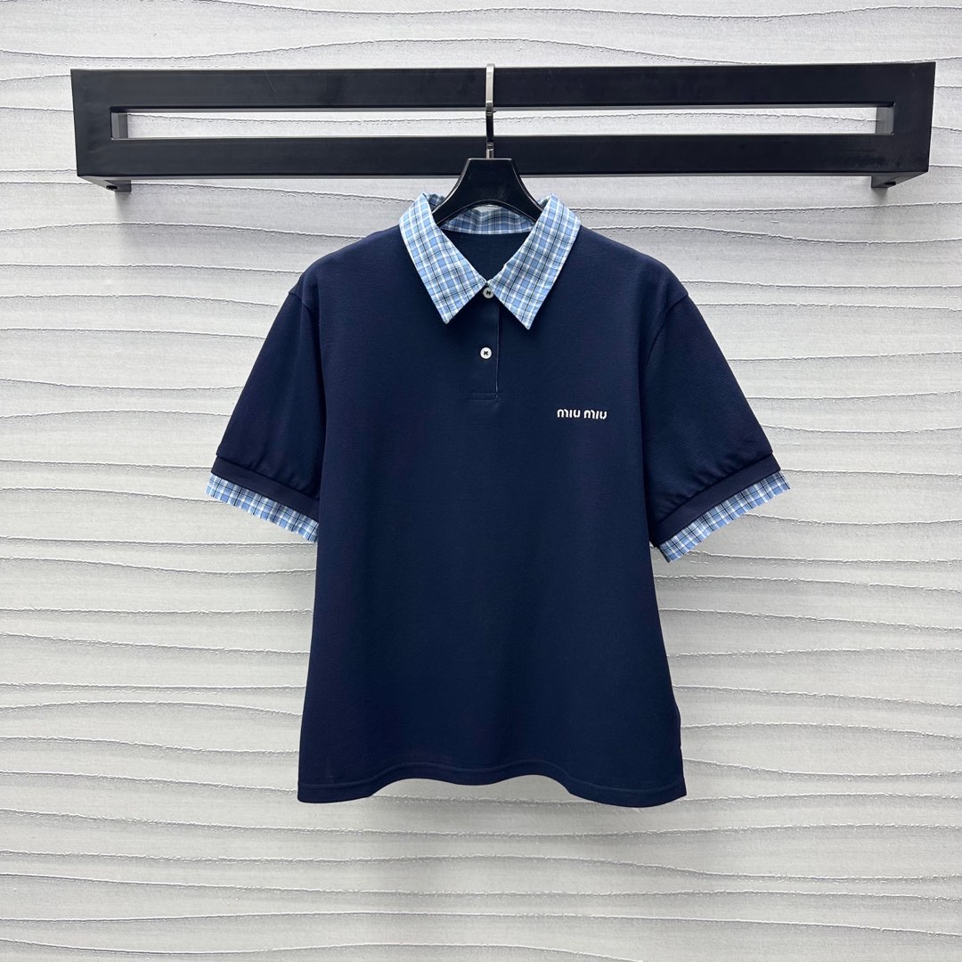 NO:320424,Miumi*2025 new product is on the shelves of contrasting spliced ​​lapel tops customized YB imported red cotton material, soft and breathable and comfortable. Use plaid lining fabric to decorate the neckline cuffs to add layering to create a sporty effect of shirt splicing. The style is playful and cute. Combined with the embroidered letters on the chest, highlighting the brand tone. The style is instantly improved. The surface and accessories are developed. The lapel short-sleeved tops are cut. It can be matched with the same series. It is inclusive and modified while wearing a fashionable style in the high street. Daily commuting and date youthful age-reducing outfits. Series development. High-end version,,miumiu,shirts,T-shirts,alexander wang19860909Miumi*2025新品上架撞色拼接翻领上衣定制YB进口朱地全棉材质 柔软透气舒适 利用格纹衬布装饰在领口袖口 增添造型层次感 打造出衬衫拼接运动风的效果 风格俏皮可爱 配合胸前标志性字母刺绣徽标点缀 彰显品牌调性 格调瞬间提升 面辅料开发 翻领短袖上衣版型剪裁 可搭配同系列单品 包容修饰身型的同时 穿出满满的高街时髦风格 日常通勤约会青春减龄穿搭 系列开发 高版本,,miumiu,shirts,T-shirt,alexander wang,Women's clothing