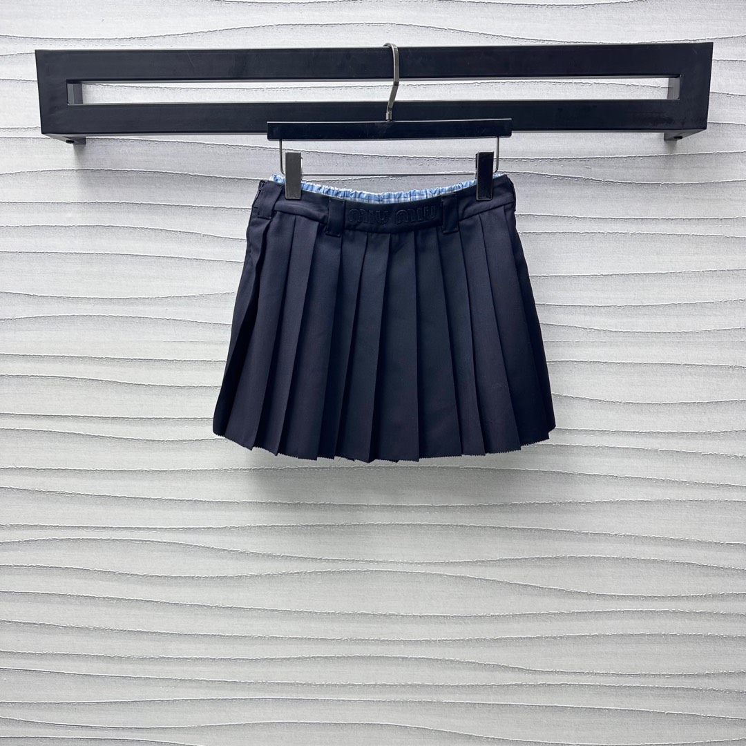 NO:320401,Miumi*2025 new product is available on the shelves of contrasting color spliced ​​pleated skirts. Customized YB imported cotton material. Glossy and stylish. Use plaid lining fabric to decorate the waist to add layering to create a sporty effect of shirt splicing. The style is playful and cute. With the embroidered logo embellishment, the brand tone is instantly improved. The surface and auxiliary materials are developed. The style can be matched with the same series. It can be used to modify the legs while wearing a full high-story fashionable style. Daily commuting and date youthful age-reducing outfits. Series development. High-end version,,miumiu, skirts,shirts,alexander wang19860909Miumi*2025新品上架撞色拼接百褶短裙定制YB进口人棉材质 光泽垂顺有型 利用格纹衬布拼装饰腰身处 增添造型层次感 打造出衬衫拼接运动风的效果 风格俏皮可爱 配合标志性字母绣花徽标点缀 彰显品牌调性 格调瞬间提升 面辅料开发 高腰百褶短裙版型剪裁 可搭配同系列单品 包容修饰腿型的同时 穿出满满的高街时髦风格 日常通勤约会青春减龄穿搭 系列开发 高版本,,miumiu,skirts,shirts,alexander wang,Women's clothing