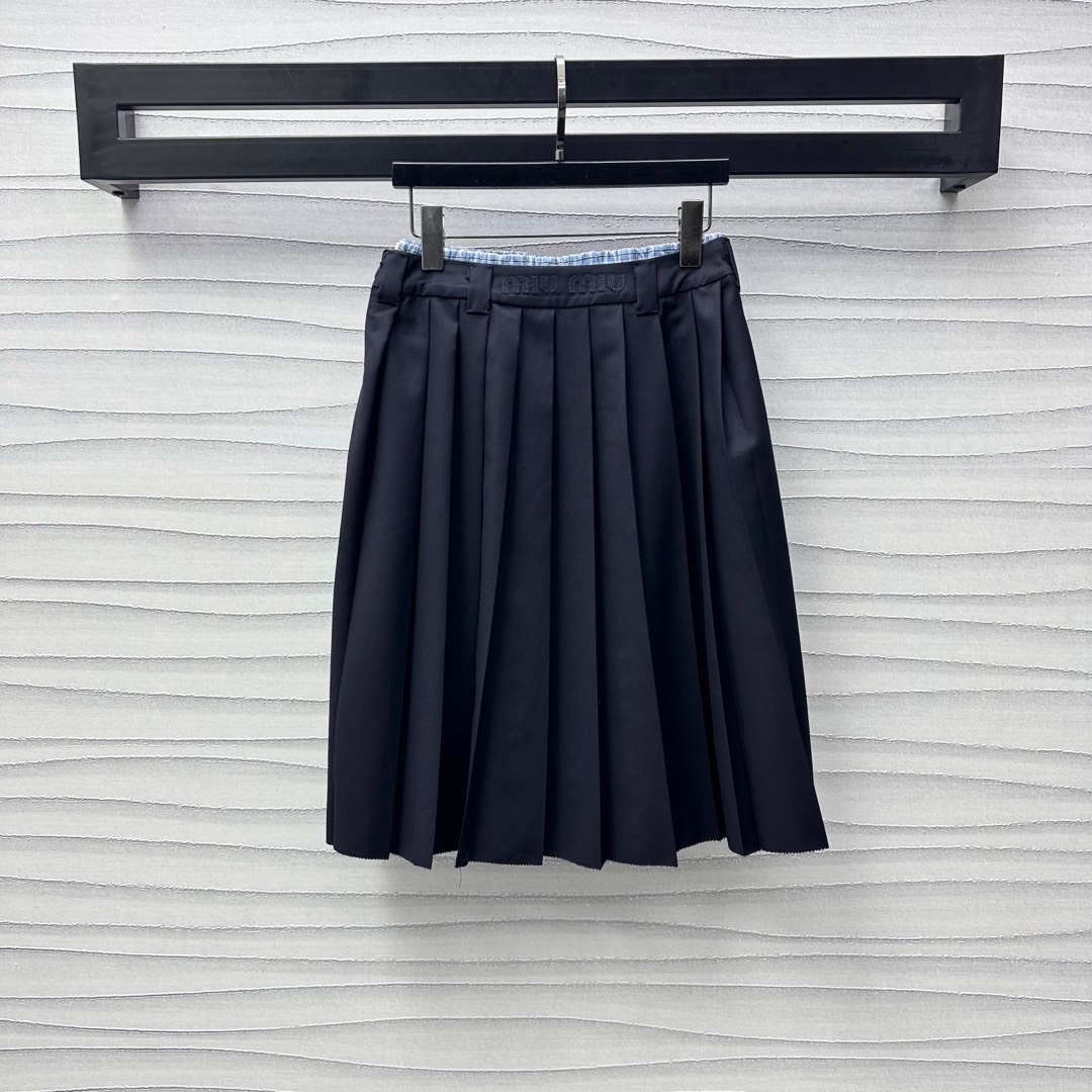 NO:320407,Miumi*2025 new product is available on the shelves of contrasting color pleated skirts. Customized YB imported cotton material. Glossy and styling. Use plaid lining fabric to decorate the waist to add layering to create a sporty effect of shirt splicing. The style is playful and cute. With the embroidered logo embellishment of the iconic letters, the brand tone is instantly improved. The surface and auxiliary materials are developed. Pleated mid-length skirt style tailoring. It can be matched with the same series. It is inclusive and modified with the legs and wears a full high street fashionable style. Daily commuting and date youthful age-reducing outfits. Series development. High-end version,,miumiu, skirts,shirts,alexander wang19860909Miumi*2025新品上架撞色拼接百褶半裙定制YB进口人棉材质 光泽垂顺有型 利用格纹衬布拼装饰腰身处 增添造型层次感 打造出衬衫拼接运动风的效果 风格俏皮可爱 配合标志性字母绣花徽标点缀 彰显品牌调性 格调瞬间提升 面辅料开发 百褶中长半裙版型剪裁 可搭配同系列单品 包容修饰腿型的同时 穿出满满的高街时髦风格 日常通勤约会青春减龄穿搭 系列开发 高版本,,miumiu,skirts,shirts,alexander wang,Women's clothing