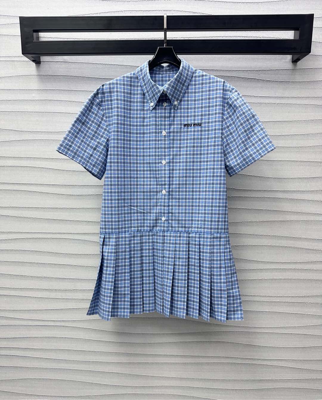 NO:320410,Miumi*2025 new product is on the shelves of plaid short-sleeved shirt dress custom YB imported twill cotton material soft and skin-friendly, comfortable and not easy to wrinkle. The latest fine plaid texture elements are covered with fresh blue highlights. The chest embroidered letter logo embellishment decoration highlights the brand tone and highlights the sweet and cute atmosphere. Half-paced button adjustment and pleated skirt design adds a sense of styling. Presenting the Miao Series's exclusive well-behaved college style. The development of surface accessories. Short-sleeved shirt skirt style and tailoring. Easy to highlight the proportional advantages to create the charm of long legs. Series development. High-version,,miumiu, skirts,shirts,T-shirts,alexander wang19860909Miumi*2025新品上架格纹短袖衬衫连衣裙定制YB进口斜纹全棉材质 柔软亲肤 舒适不易起皱 通体满铺最新细格纹肌理元素 清新蓝色亮点突出 胸前刺绣字母徽标点缀装饰 彰显品牌调性 凸显甜美可爱气息 半开襟纽扣调节搭配百褶裙摆设计 增添造型层次感 呈现缪系专属乖巧学院风格 面辅料开发 短袖衬衫裙版型剪裁 轻松突出比例优势 打造长腿魅力 系列开发  高版本,,miumiu,skirts,shirts,T-shirt,alexander wang,Women's clothing
