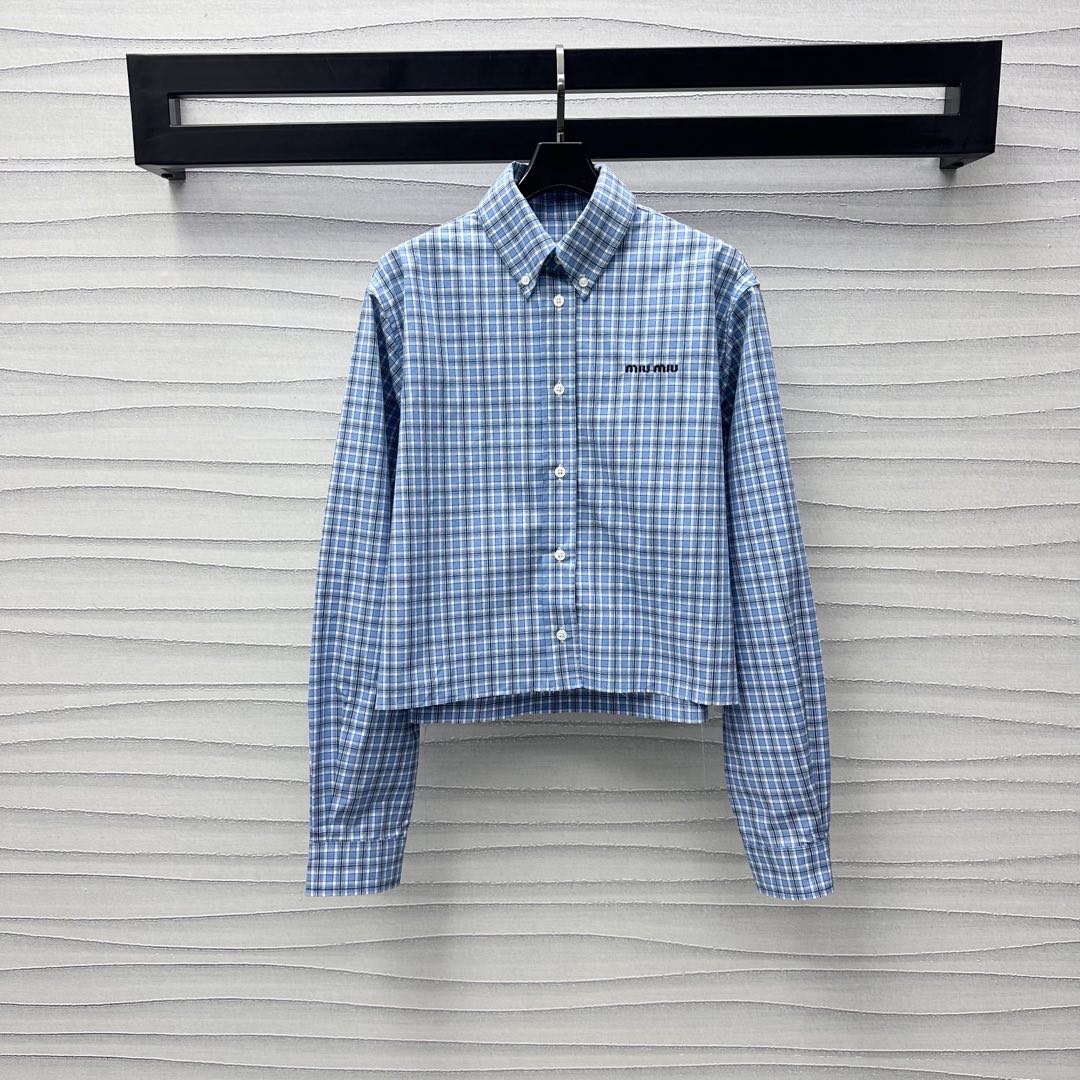 NO:320416,Miumi*2025 new product plaid lapel shirt custom YB imported twill cotton material soft and skin-friendly, comfortable and not easy to wrinkle, the latest fine plaid texture elements are covered with fresh blue highlights, chest embroidered letters and logo embellishment, highlight the brand tone, highlight the sweet and cute atmosphere, single row white button adjustment design, add layering, presenting the Miao Series' exclusive well-behaved college style, surface auxiliary materials development, lapel long-sleeved shirt style cut, can be matched with skirts in the same series, logo details echo up and down, easily highlight proportional advantages, complete sets of youthful and age-reducing series development, high-version,,miumiu, skirts,shirts,alexander wang19860909Miumi*2025新品上架格纹翻领衬衫定制YB进口斜纹全棉材质 柔软亲肤 舒适不易起皱 通体满铺最新细格纹肌理元素 清新蓝色亮点突出 胸前刺绣字母徽标点缀装饰 彰显品牌调性 凸显甜美可爱气息 单排开襟白色纽扣调节设计 增添造型层次感 呈现缪系专属乖巧学院风格 面辅料开发 翻领长袖衬衫版型剪裁 可搭配同系列半裙 徽标细节上下呼应 轻松突出比例优势 成套穿搭青春减龄 系列开发  高版本,,miumiu,skirts,shirts,alexander wang,Women's clothing
