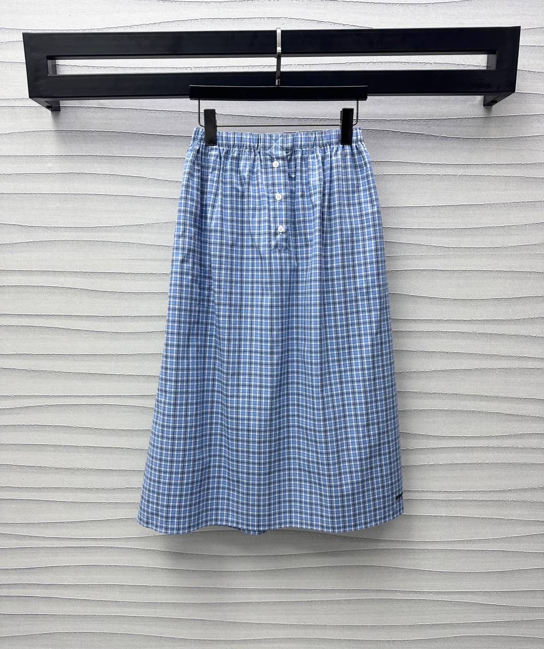 NO:320422,Miumi*2025 new product is on the shelves of the plaid elastic waist skirt. Customized YB imported twill cotton. Soft and skin-friendly, comfortable and not easy to wrinkle. The latest fine plaid texture elements are covered with fresh blue highlights. The embroidered letter logo embellishment decoration on the lower side of the skirt. Show the brand tone and highlight the sweet and cute atmosphere. The white button adjustment design of the plaid adds a sense of styling. The appearance is presented with the Miao family's exclusive well-behaved college style. The surface and auxiliary materials are developed. The elastic waist mid-length skirt style tailoring can be matched with the same series of shirts. The logo details echo up and down. Easy to highlight the proportion advantages. The set of outfits are youthful and age-reducing. Series development. High-end version,,miumiu, skirts,shirts,alexander wang19860909Miumi*2025新品上架格纹松紧腰半裙定制YB进口斜纹全棉材质 柔软亲肤 舒适不易起皱 通体满铺最新细格纹肌理元素 清新蓝色亮点突出 裙摆下侧刺绣字母徽标点缀装饰 彰显品牌调性 凸显甜美可爱气息 门襟白色纽扣调节设计 增添造型层次感 呈现缪系专属乖巧学院风格 面辅料开发 弹力腰中长半裙版型剪裁 可搭配同系列衬衫 徽标细节上下呼应 轻松突出比例优势 成套穿搭青春减龄 系列开发  高版本,,miumiu,skirts,shirts,alexander wang,Women's clothing
