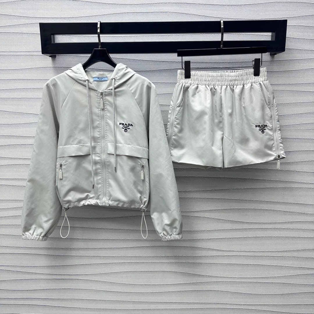 NO:320417,Prad*2025 new product hooded work jacket shorts set customized YB imported environmentally friendly recycled nylon material, comfortable and easy to wear, crisp and stylish, symmetrical zipper pocket design, add layering of shape, presenting a casual and fashionable feeling of workwear, iconic triangle embroidery on the back, visual effect is richer, embroidered letter logo decoration on the chest, highlighting the brand tone, surface auxiliary material development, hooded work jacket shorts casual suit, details echo up and down, laying the trend positioning, complete set of upper body fashionable and fashionable, high version 2 colors,,prada, shorts, jackets & coats,hats,alexander wang19860909Prad*2025新品上架连帽工装外套短裤套装定制YB进口环保再生尼龙材质 舒适好穿 挺括有型 对称拉链口袋设计 增添造型层次感 呈现工装休闲时尚感 后背标志性三角标点缀 视觉效果更显丰富 胸前刺绣字母徽标装饰 彰显品牌调性 面辅料开发 连帽工装外套短裤休闲套装 细节上下呼应 奠定潮流定位 成套上身时髦洋气  高版本2色,,prada,shorts,jackets & coats,hats,alexander wang,Women's clothing
