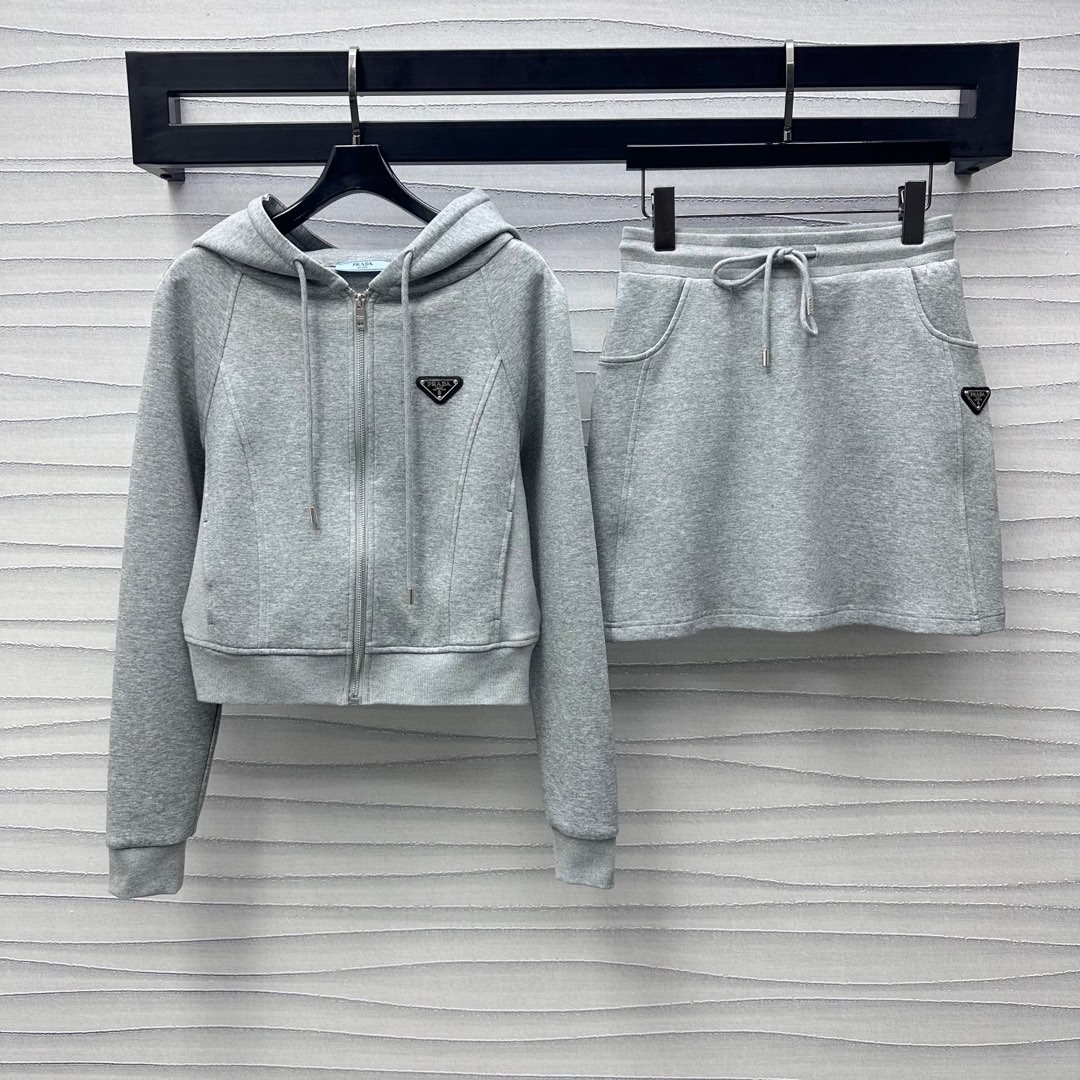 NO:320406,Prad*2025 new product hooded jacket skirt suit customized YB imported twill cotton material, soft and skin-friendly, not easy to deform and pill after washing, elastic and comfortable, surface and auxiliary materials development, hooded zipper jacket cut, evergreen double-insert pocket design, add styling level, fashionable and casual, chest decoration is embellished with triangle letter logo, highlighting the brand tone, instantly improving style, three-dimensional contour line, rich visual effect is more fashionable, slim fit style makes it look slim and inclusive, matched with straight skirts in the same series, the hip series echoes up and down, overall coordination and unified, complete set of simple and advanced, daily casual wear guide, relaxed and fashionable, high version 2 colors 7,,prada, skirts, jackets & coats,hats,alexander wang19860909Prad*2025新品上架连帽外套半裙套装定制YB进口斜纹全棉材质 柔软亲肤 久洗不易变形起球 弹力舒适 面辅料开发 连帽拉链外套剪裁 常青款双插兜设计 增添造型层次 时髦休闲 胸前饰以三角标字母徽标点缀 彰显品牌调性 格调瞬间提升 立体轮廓线 丰富视觉效果更显时髦 修身版型显瘦包容 搭配同系列直筒半裙 胯部系列上下呼应 整体协调统一 成套搭配简约高级 日常休闲穿搭指南 松弛时髦  高版本2色 7,,prada,skirts,jackets & coats,hats,alexander wang,Women's clothing