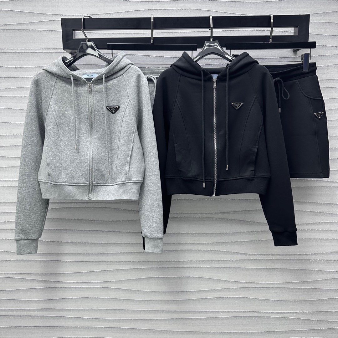 NO:320412,Prad*2025 new product hooded jacket skirt set customized YB imported twill cotton material, soft and skin-friendly, not easy to deform and pill after washing, elastic and comfortable, surface and auxiliary materials development, hooded zipper jacket cut, evergreen double-insert pocket design, add styling layer, fashionable and casual, chest decoration is embellished with triangle letter logo, highlighting the brand tone, instantly improving style, three-dimensional contour line, rich visual effect is more fashionable, slim fit style makes it look slim and inclusive, matched with straight skirts in the same series, the hip series echoes up and down, overall coordination and unified, complete set of simple and advanced, daily casual wear guide, relaxed and fashionable, high version 2 colors 76,,prada, skirts, jackets & coats,hats,alexander wang19860909Prad*2025新品上架连帽外套半裙套装定制YB进口斜纹全棉材质 柔软亲肤 久洗不易变形起球 弹力舒适 面辅料开发 连帽拉链外套剪裁 常青款双插兜设计 增添造型层次 时髦休闲 胸前饰以三角标字母徽标点缀 彰显品牌调性 格调瞬间提升 立体轮廓线 丰富视觉效果更显时髦 修身版型显瘦包容 搭配同系列直筒半裙 胯部系列上下呼应 整体协调统一 成套搭配简约高级 日常休闲穿搭指南 松弛时髦  高版本2色 76,,prada,skirts,jackets & coats,hats,alexander wang,Women's clothing