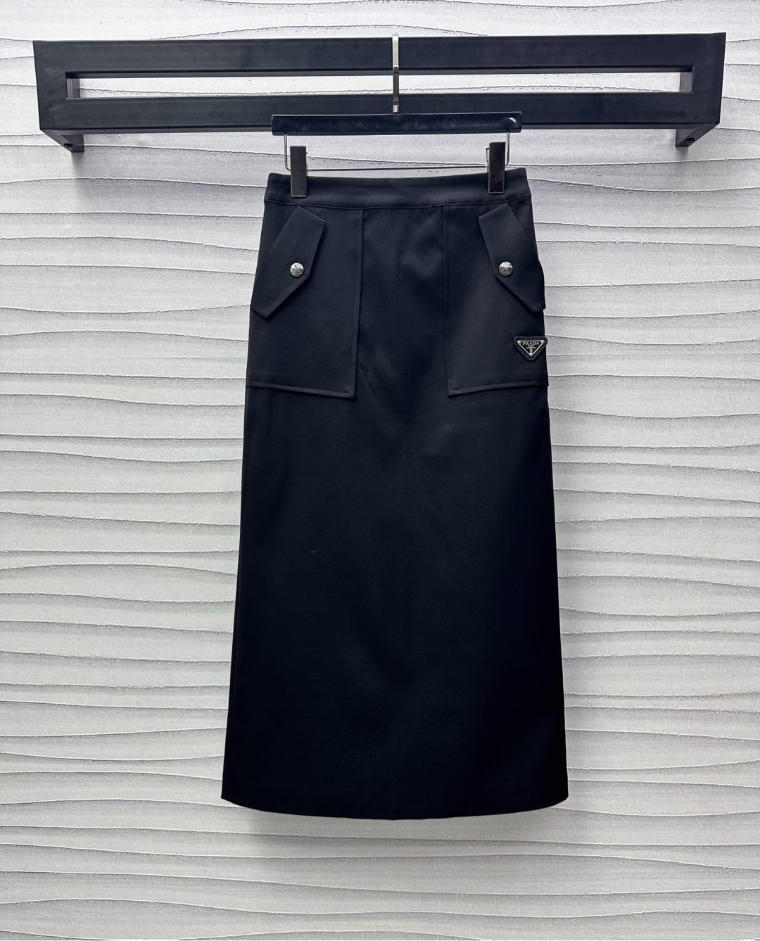 NO:320405,Prad*2025 new product is on the shelves of the pocket work skirt custom YB imported material, the appearance is crisp and stylish, symmetrical large pocket decoration, iconic triangle embellishment, highlight the brand tone, the back skirt slit design design to add styling, surface auxiliary materials development, high waist long skirt tailoring, upper body is inclusive and slimming, the workwear style is more obvious, random matching is brilliant and fashionable, high version 2 colors,,prada, skirts,alexander wang19860909Prad*2025新品上架口袋工装半裙定制YB进口材质 品相挺括有型 对称大口袋装饰 标志性三角标点缀之上 彰显品牌调性 背后裙摆开衩设计处理 增添造型层次感 面辅料开发 高腰长半裙剪裁 上身包容显瘦 工装风格更为明显 随意搭配出彩时髦   高版本2色,,prada,skirts,alexander wang,Women's clothing