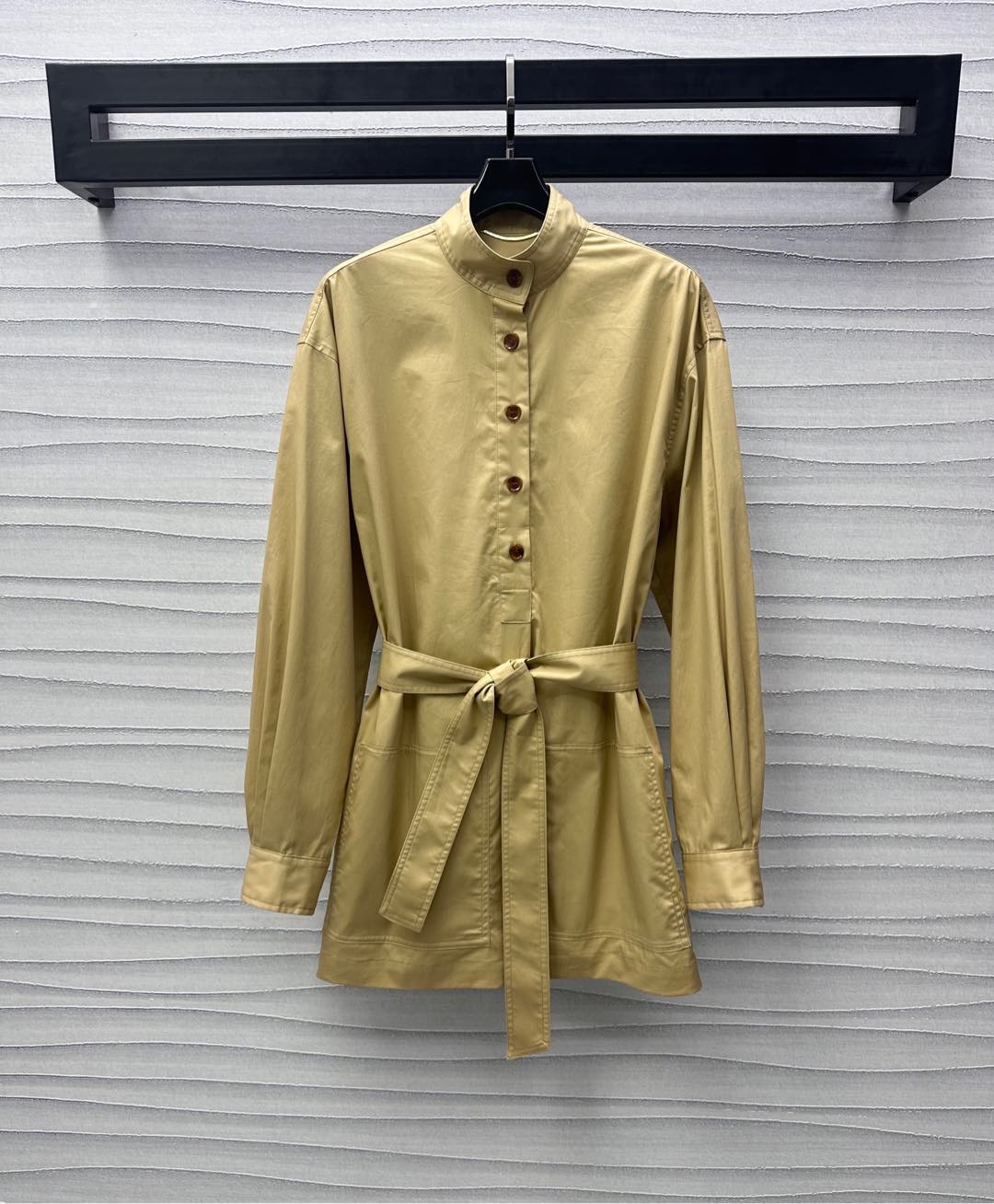 NO:320418,Ysl / Saint Laurent*2025 new product is available for belt shirt dress custom YB imported twill silk material breathable and comfortable texture, smooth and smooth surface, use tailoring and details to enhance the exquisiteness, stand-up collar and half-paced button adjustment design, highlighting the brand tone, this cloth belt modifies the overall line, adds a sense of styling, facial accessories development, shirt dress tailoring, fashion and practical, all-match items in all seasons, absolutely high-end temperament, high-end version,,saint laurent,saint laurent,skirts,shirts,alexander wang19860909Ysl / Saint Laurent*2025新品上架腰带衬衫连衣裙定制YB进口斜纹绵绸材质 透气舒适质感 通体光亮面素色 利用剪裁和细节提升精致度 立领搭配半开襟纽扣调节设计 彰显品牌调性 本布腰带修饰整体线条 增添造型层次感 面辅料开发 衬衣连衣裙剪裁 时尚与实用兼备四季百搭单品 妥妥高阶气质女郎  高版本,,saint laurent,saint laurent,skirts,shirts,alexander wang,Women's clothing