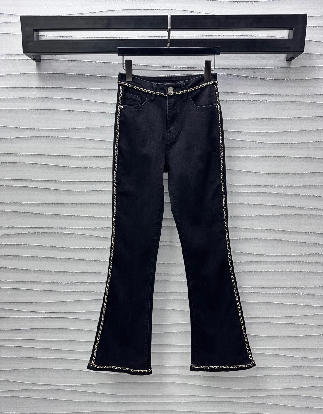 NO:320396,Chane*2025 new product is available on the shelves of chain micro-flare jeans custom YB imported twill cotton denim material. The fabric is soft and comfortable, elastic and slim, repeated enzyme washing process. The whole body presents a natural and uniform retro black. High-waist buckle double-entry pocket design. Adds a sense of styling. Use chains to decorate the waist and legs to highlight the brand tone. It is simpler and more elegant. The style is instantly improved. Easily reduces age. The development of auxiliary materials for the surface. High-waist micro-flare trousers. The tailoring of the high-waist micro-flare trousers is inclusively modified. The leg shape is lengthened while elongating the leg proportion. Daily commuting is full of high street casual style. High-version 36 38 40,,chanel,jeans,alexander wang19860909Chane*2025新品上架链条微喇牛仔裤定制YB进口斜纹棉牛仔材质 面料柔软舒适 弹力修身 反复酵素水洗工艺处理 通体呈现出自然均匀复古黑色 高腰系扣双插兜设计 增添造型层次感 利用链条装饰腰间和腿侧 彰显品牌调性 更显简约大气 格调瞬间提升 轻松减龄 面辅料开发 高腰微喇长裤版型剪裁 包容修饰腿型的同时拉长腿部比例 日常通勤穿出满满的高街休闲风   高版本36 38 40,,chanel,jeans,alexander wang,Women's clothing