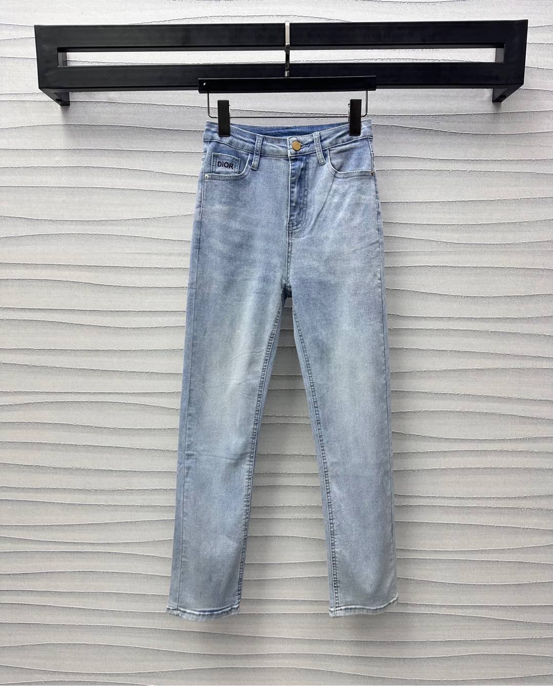 NO:320399,Dio*2025 new product launches on the shelves of elastic denim feet pants customized YB imported twill cotton denim material breathable and comfortable, full of elasticity Enzyme washing presents color rubbing technology Retro and fashionable High-waist buckle double-in-pocket style Add a sense of styling layering The rear hip pocket is decorated with iconic letter printing patterns to highlight the brand tone Developed Face and auxiliary materials High-waist pencil trousers cut Fluid and neat Decorate leg lines Must have versatile items for daily commuting High-version, Dior, Alexander wang19860909Dio*2025新品上架弹力牛仔小脚裤定制YB进口斜纹棉牛仔材质 透气舒适 弹力十足 酵素水洗呈现擦色工艺 复古时髦 高腰系扣双插兜版型 增添造型层次感 后臀口袋饰以标志性字母印花图案点缀 彰显品牌调性 面辅料开发 高腰铅笔长裤剪裁 流畅利落 修饰腿部线条 日常通勤必备百搭单品 高版本,,dior,alexander wang,Women's clothing