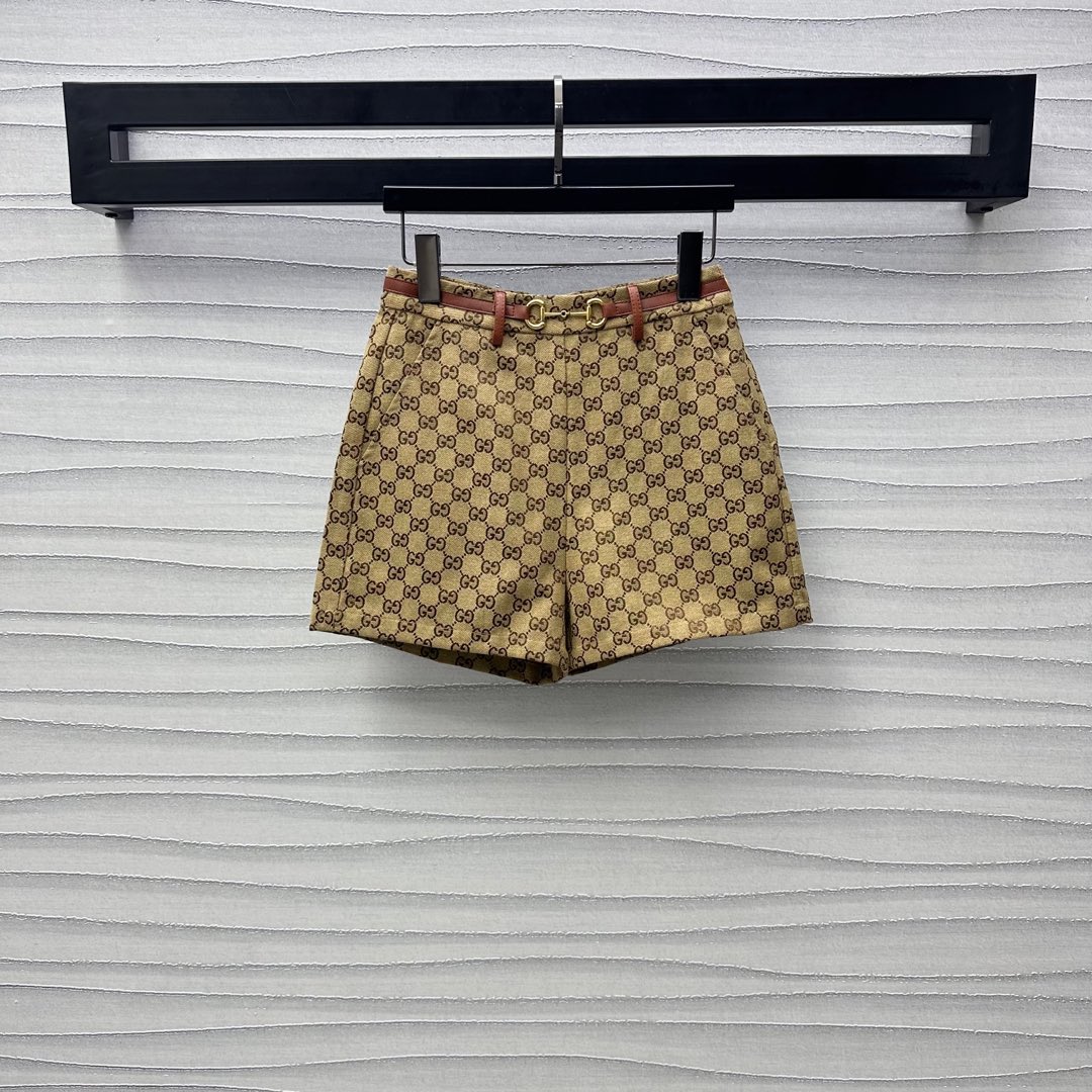 NO:320382,Gucc*2025 new product is available on the shelves of jacquard hip shorts custom YB imported jacquard canvas material, high-end, crisp and stylish texture, waist decoration is decorated with leather belt and horse buckle, combined with symmetrical pocket design, add layered look, ready-to-wear double G letter jacquard full print, highlight the brand tone, surface auxiliary material development, high-waist A-line shorts style cut, upper body makes it look slim and long legs, can be matched with the same series of items, complete sets of outfits are more brand-fashioned, series development, high-version, gucci, shorts, alexander wang19860909Gucc*2025新品上架提花包臀短裤定制YB进口提花帆布材质 高级挺括有型质感 腰间饰以皮革腰带马衔扣点缀装饰 配合对称插兜口袋设计 增添造型层次感 成衣双G字母提花满印 彰显品牌调性 面辅料开发 高腰A字短裤版型剪裁 上身显瘦显腿长 可搭配同系列单品 成套穿搭更具品牌时尚感 系列开发  高版本,,gucci,shorts,alexander wang,Women's clothing