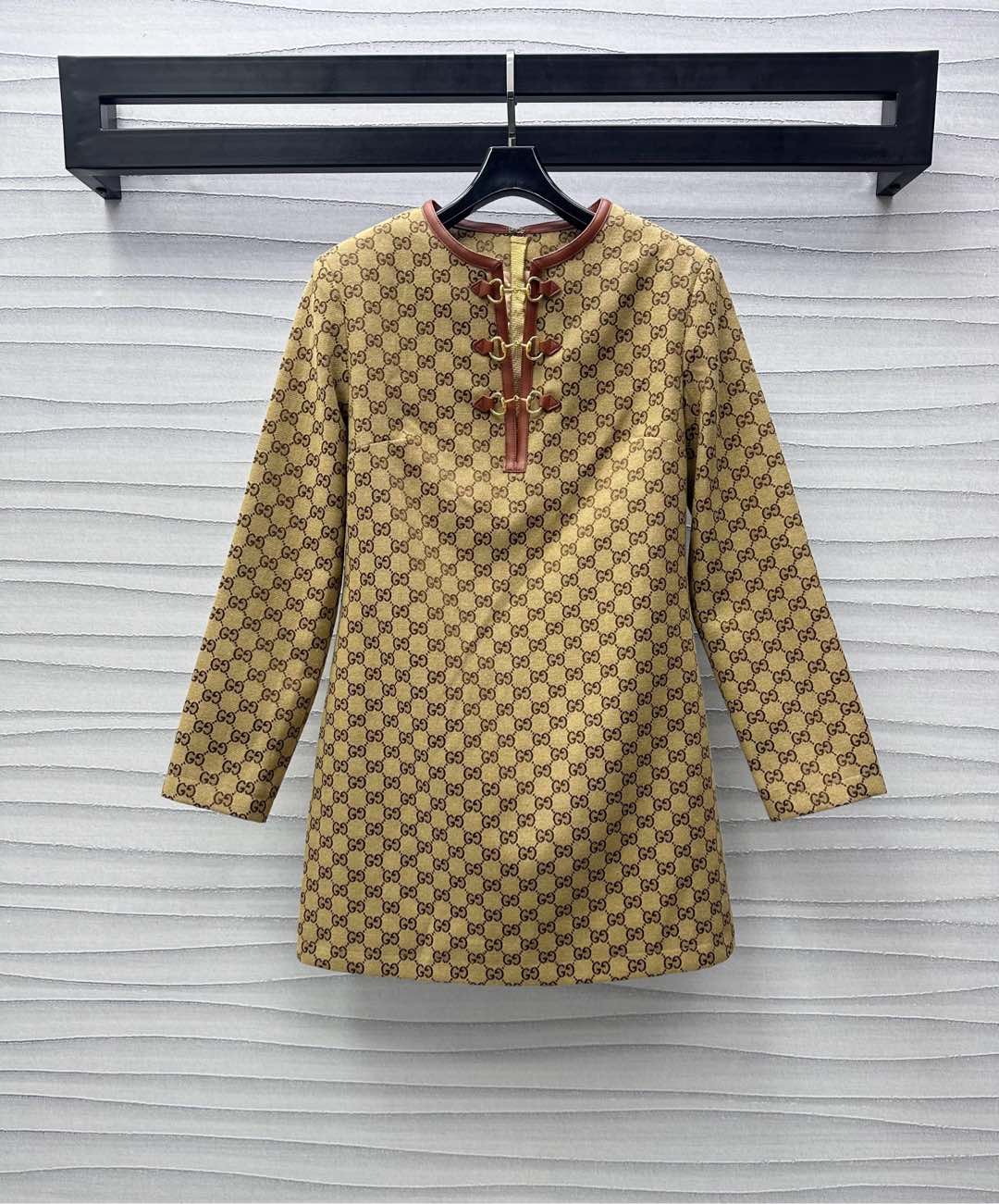 NO:320392,Gucc*2025 new product is on the shelves of Jacquard Hollow Dress Customized YB imported jacquard canvas material, high-end, crisp and stylish texture, use hollow neckline design, leather edge wrapping as highlights, add layered look, leather horse buckle adjustment decoration, rich visual effects, ready-to-wear double G letter jacquard full print, highlight brand tone, surface auxiliary material development, round neck long-sleeved dress style cut, loose fitting to accommodate body, showing casual style, outfit more brand fashion sense, series development, high version, gucci, skirts, alexander wang19860909Gucc*2025新品上架提花镂空连衣裙定制YB进口提花帆布材质 高级挺括有型质感 沿用镂空领口设计 皮革包边作亮点 增添造型层次感 皮革马衔扣调节装饰 丰富视觉效果 成衣双G字母提花满印 彰显品牌调性 面辅料开发 圆领长袖连衣裙版型剪裁 宽松版型包容身材 尽显休闲范儿 穿搭更具品牌时尚感 系列开发  高版本,,gucci,skirts,alexander wang,Women's clothing