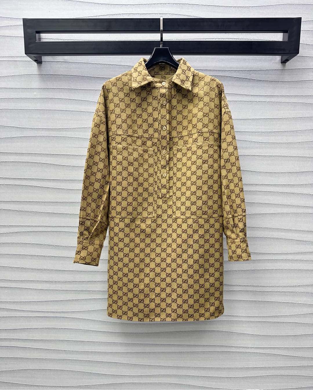 NO:320389,Gucc*2025 new product is on the shelves of Jacquard Disassembled Collar Dress Customized YB imported jacquard canvas material, high-end, crisp and stylish texture, use the removable collar as a highlight, switch the stand-up lapel design at will, symmetrical large pockets and exquisite half-open button adjustment, add layered look, ready-to-wear double G letter jacquard full print, highlight the brand tone, surface auxiliary material development, lapel long-sleeved dress style cut, loose style to accommodate body, show casual style, outfit more brand fashion sense, series development, high version, gucci, skirts, alexander wang19860909Gucc*2025新品上架提花拆卸领连衣裙定制YB进口提花帆布材质 高级挺括有型质感 沿用可拆卸领口作亮点 随意切换立领翻领设计 对称大口袋与精致半开襟钮扣调节 增添造型层次感 成衣双G字母提花满印 彰显品牌调性 面辅料开发 翻领长袖连衣裙版型剪裁 宽松版型包容身材 尽显休闲范儿 穿搭更具品牌时尚感 系列开发  高版本,,gucci,skirts,alexander wang,Women's clothing