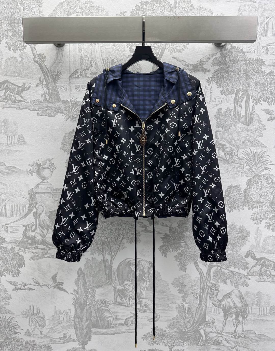 NO:320801,Louis Vuitto*2025 new product launches the hooded double-sided charge jacket customized YB imported nylon material, crisp and stylish, zippered hooded lapel two-wear design, adding layered style, one side of blue and black contrasting plaid style, one side of four-leaf clover letters, easy to realize two styles of one dress, highlighting the brand tone, facial accessories development, hooded jacket tailoring, suitable for outdoor activities, elastic adjustment of hem, convenient to put on and take off, and can show fashionable charm in daily commuting High-end version,, louis vuitton, jackets & coats, jackets & coats, hats, alexander wang19860909Louis Vuitto*2025新品上架连帽双面冲锋外套定制YB进口尼龙材质 挺括有型 沿用拉链连帽翻领两穿设计 增添造型层次感 一面蓝黑撞色格纹风格 一面四叶草字母满印 轻松实现一衣两种风格 彰显品牌调性 面辅料开发 连帽夹克外套剪裁 适配户外活动的穿搭需求 下摆松紧扣调节 方便穿脱方便 日常通勤都能展现时尚魅力  高版本,,louis vuitton,jackets & coats,jackets & coats,hats,alexander wang,Women's clothing