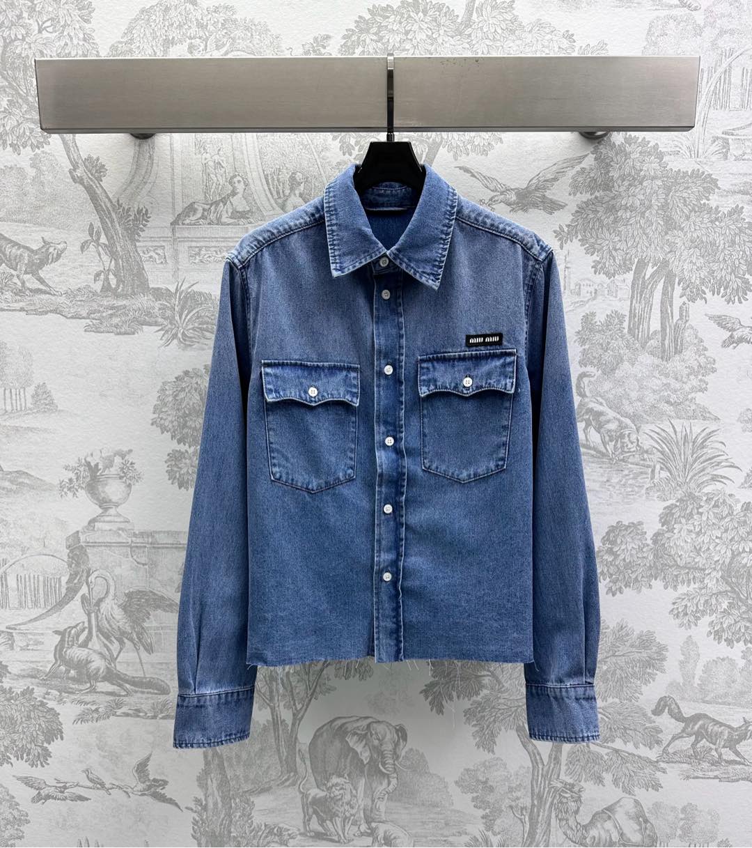 NO:320797,Miumi*2025 new product launch pocket denim shirt custom YB imported twill cotton denim material breathable and soft skin-friendly Enzyme wash presents natural color Symmetric flip pocket design Add a sense of styling layering Letter logo embellishes single-sided pockets Show brand tone Developed surface accessories Lapel long-sleeved shirt style cut Fashionable and fashionable Skirts and trousers casually Simple and high-end version 7,,miumiu, skirts,shirts,alexander wang19860909Miumi*2025新品上架口袋牛仔衬衫定制YB进口斜纹棉牛仔材质 透气柔软亲肤 酵素水洗呈现自然擦色 对称翻盖口袋设计 增添造型层次感 字母徽标点缀单侧口袋 彰显品牌调性 面辅料开发 翻领长袖衬衫版型剪裁 穿搭时髦洋气 随意搭配裙装裤装 简约高级 高版本 7,,miumiu,skirts,shirts,alexander wang,Women's clothing