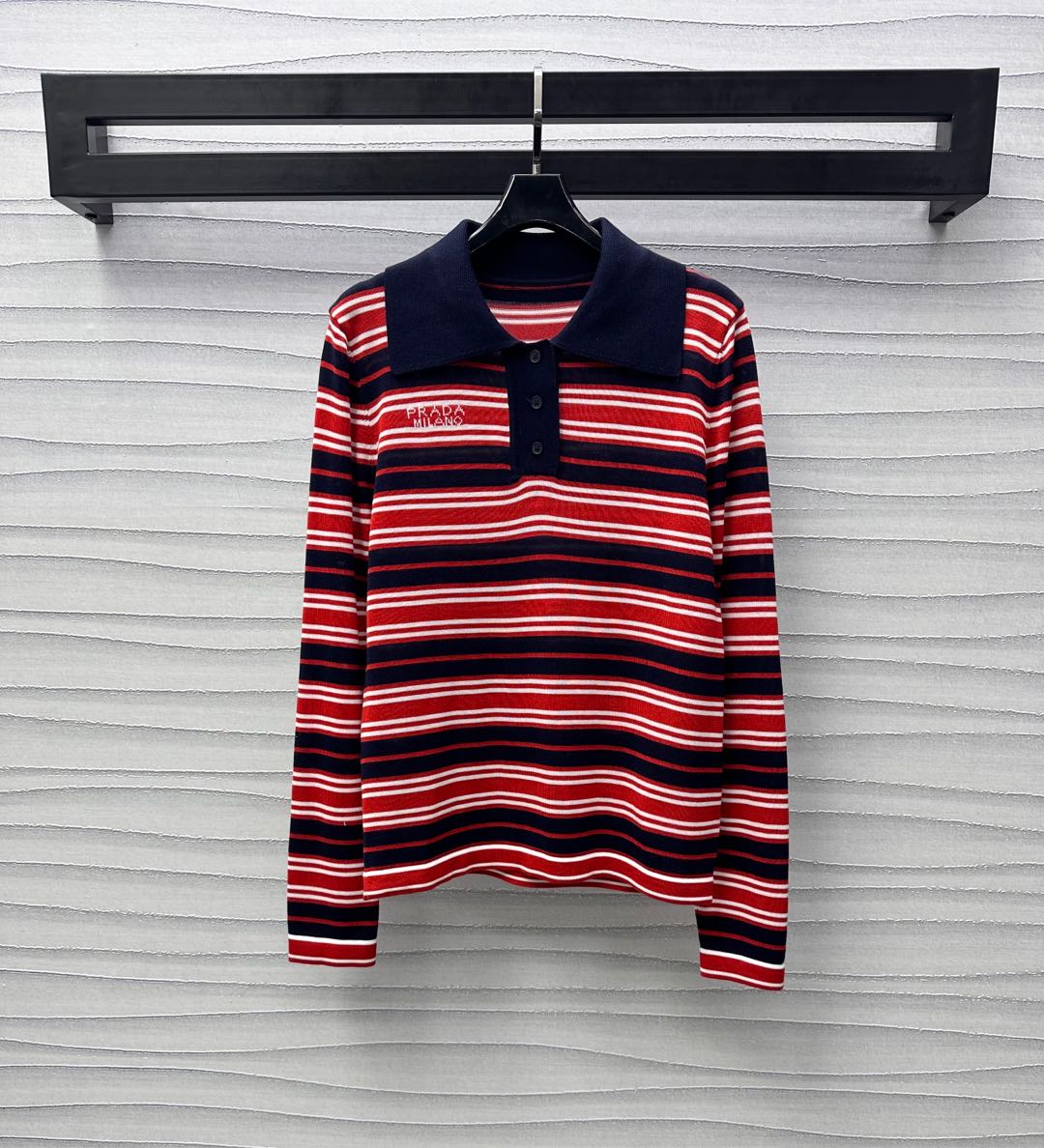 NO:320800,Prad*2025 new product launches the shelves of contrasting lapel striped tops customized YB imported twill cotton yarn material breathable and comfortable. The whole body is made of multi-color striped delicate texture. Combined with the plain collar, contrasting treatment to add layering of the shape. The chest is decorated with letter logos to highlight the brand tone. The surface and auxiliary materials are developed. The lapel long-sleeved top is cut. The skirts and pants are randomly matched. The age-reducing fashionable retro. High-version 7,,prada,skirts,alexander wang19860909Prad*2025新品上架撞色翻领条纹上衣定制YB进口斜纹棉纱线材质 透气舒适 通体沿用多色条纹细腻肌理 配合领口素色撞色处理 增添造型层次感 胸前饰以字母徽标点缀装饰 彰显品牌调性 面辅料开发 翻领长袖上衣剪裁 随意搭配裙裤装 减龄时髦复古 高版本 7,,prada,skirts,alexander wang,Women's clothing