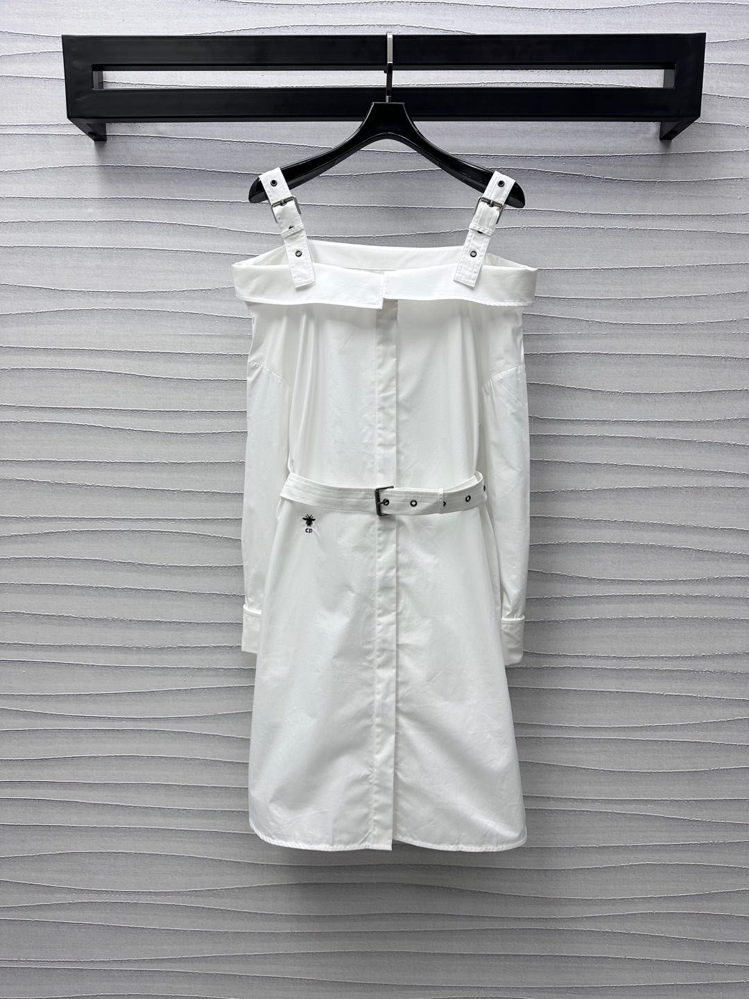 NO:320792,Dio*2025 new product is on the shelves of one-shoulder suspender shirt dress, customized with YB imported twill cotton, comfortable and breathable, decorated with adjustable perforated shoulder strap adjustment design, adding layered look, and with loose skirt treatment, inclusive of the body silhouette effect, waist side CD bee embroidered logo embellishment decoration, highlighting the brand's tone surface auxiliary material development One-shoulder suspender shirt dress tailoring, neat and exquisite upper body, easy to wear on daily commuting and vacation to create a fashionable feeling, high version 2 colors 766,,dior, skirts,shirts,alexander wang19860909Dio*2025新品上架一字肩吊带衬衣裙定制YB进口斜纹全棉材质 舒适透气 饰以可调节穿孔肩带调节设计 增添造型层次感 配合宽松裙摆处理 包容身材的廓形效果 腰侧CD蜜蜂刺绣徽标点缀装饰 彰显品牌调性面辅料开发 一字肩吊带衬衫裙剪裁 上身利落精致 日常通勤度假轻松穿搭出洋气感  高版本2色 766,,dior,skirts,shirts,alexander wang,Women's clothing