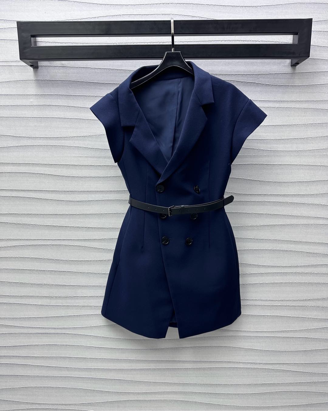 NO:320770,Dio*2025 new product is on the shelf belt slanted shoulder vest skirt custom YB imported suit material, texture is shiny, draped and stylish, high-end simple solid color, shoulder pad flying sleeve slanted shoulder design, add layering of styling, create a temperamental body, double row of lettering button adjustment, fitting with the waist printed leather belt at the waist, highlighting the brand tone, surface auxiliary material development, vest dress tailoring, exquisite and elegant upper body, high-end items for one and two wears, vest jacket skirts at will, daily commuting, high-end version,,dior, skirts, jackets & coats,alexander wang19860909Dio*2025新品上架腰带斜肩马甲裙定制YB进口西服材质 质感光泽 垂顺有型 高级简约纯色 垫肩飞袖斜肩设计 增添造型层次感 打造气质身形 双排刻字纽扣调节 配合腰间刻印皮革腰带勾勒腰身 彰显品牌调性 面辅料开发 马甲连衣裙剪裁 上身精致优雅 一衣两穿高阶单品 马甲外套裙子随意切换 日常通勤都  高版本,,dior,skirts,jackets & coats,alexander wang,Women's clothing