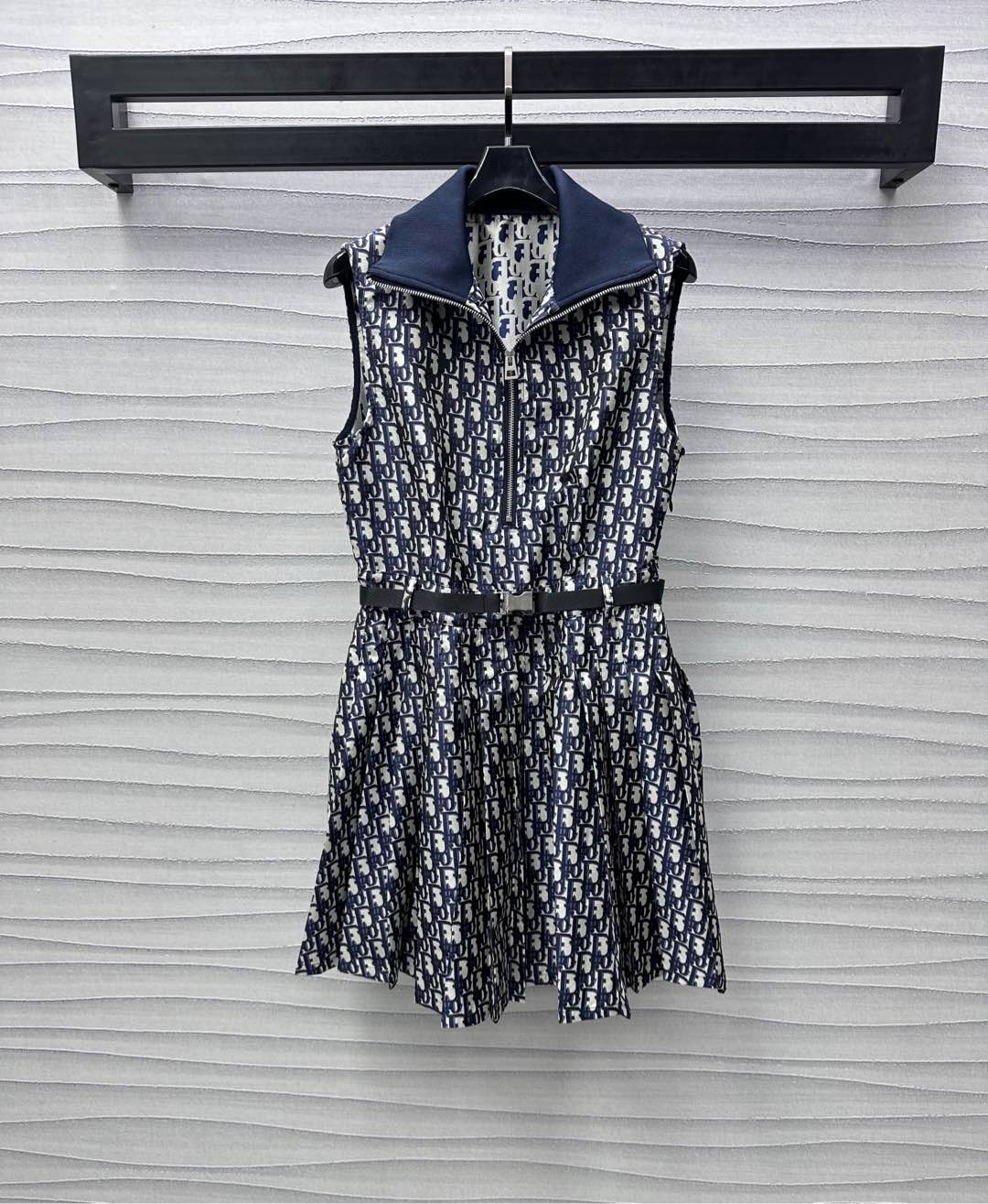 NO:320804,Dio*2025 new product is available on the shelves of Jacquard belt vest skirt. Customized YB imported jacquard material. Skin-friendly and comfortable and stylish. Lapel sleeveless design with half-pallet zipper on the chest. Full-print jacquard letters are embellished tone to highlight the brand tone. High-end fashionable. The waist is decorated with a snap-button belt. The skirt is neatly pleated to add a sense of styling. The surface and auxiliary materials are developed. The vest pleated dress is cut. It is easy to control the outfit during daily commuting and dating. High-end version, dior, skirts, alexander wang19860909Dio*2025新品上架提花腰带背心裙定制YB进口提花材质 亲肤舒适有型 翻领无袖版型设计搭配胸前半开襟拉链调节 通体满印提花字母点缀装饰 彰显品牌调性 高级时髦 腰间饰以按扣腰带勾勒曲线 裙摆利落压褶处理 增添造型层次感 面辅料开发 背心百褶连衣裙剪裁 日常通勤约会聚会轻松驾驭穿搭  高版本,,dior,skirts,alexander wang,Women's clothing