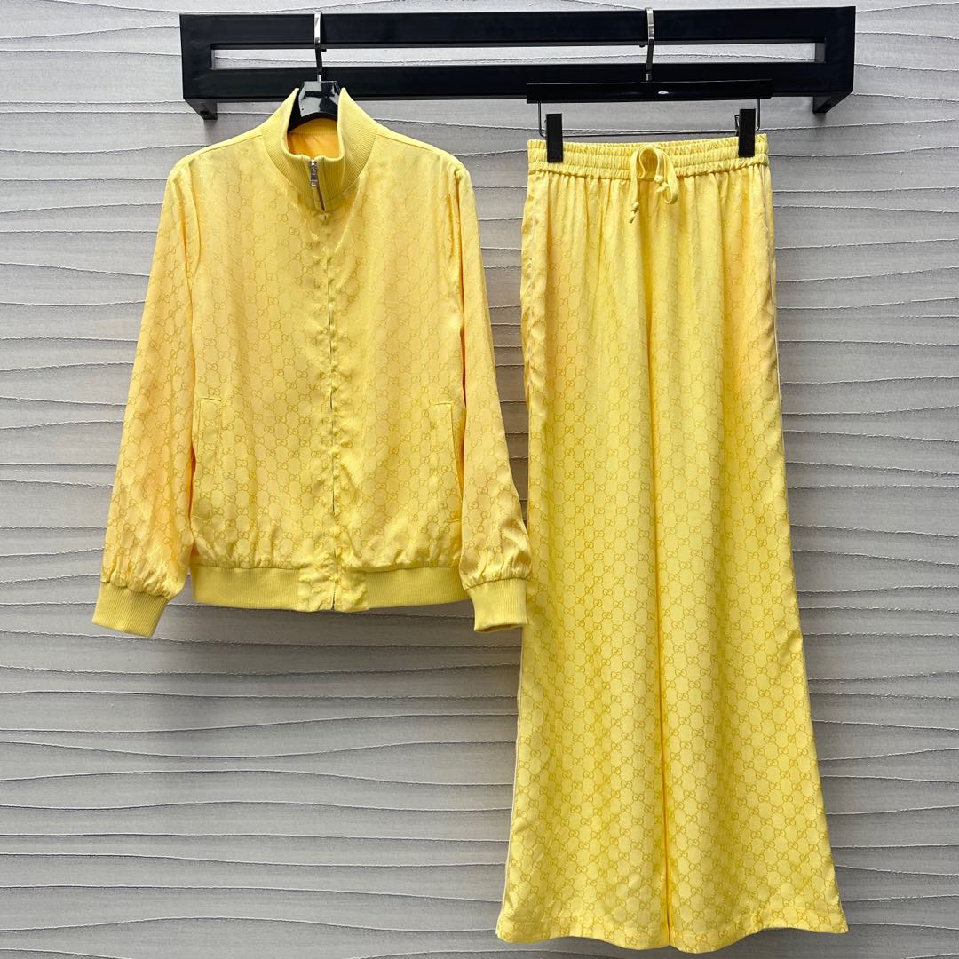 NO:320808,Gucc*2025 new product launches jacquard jacket trousers set customized YB imported jacquard material vertical high-quality neckline cuffs and hem thread edge treatment Double G jacquard full print pattern decoration High-end fashion Hide zipper adjustment design Show brand tone Facial accessories Development Stand-collar jacket with drawstring straight trousers White tying strips on the side of the pants to add layering to the styling tone, full-length style, full-length outfit, high-end version, gucci, jackets & coats, jackets & coats, alexander wang19860909Gucc*2025新品上架提花夹克长裤套装定制YB进口提花材质 垂顺高级品相 领口袖口和衣摆螺纹收边处理 双G提花满印图案装饰 高级时髦 隐藏式拉链调节设计 彰显品牌调性 面辅料开发 立领夹克外套搭配抽绳直筒长裤 裤子侧边白色捆条收边 增添造型层次感 尽显运动格调 成套穿搭减龄洋气  高版本,,gucci,jackets & coats,jackets & coats,alexander wang,Women's clothing