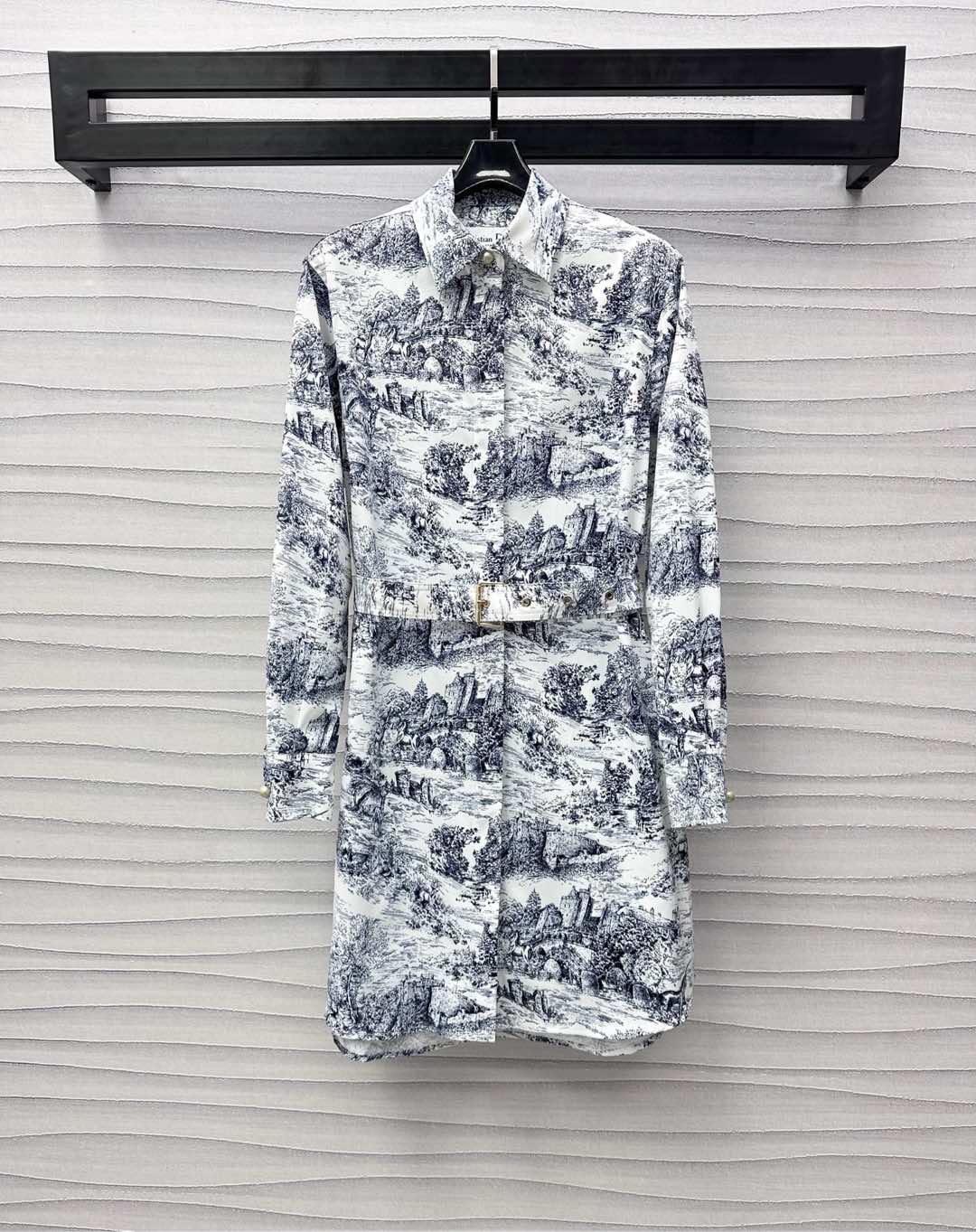 NO:320796,Dio*2025 early spring new product is on the shelves of printed belt shirt skirts, custom YB imported twill cotton material, breathable and comfortable, full texture, the whole body is made of large-area sketching techniques, jungle landscape paintings are highlighted, the brand tone is highlighted, the neckline is decorated with pearl buttons, and the new Chinese style is elegant. The waist cloth belt is divided into a dividing line to add a sense of styling, outline the proportion of the waist line, lapel shirt dress tailoring, the upper body is high-end and exquisite, and daily commuting and dates are more fairy-like and the aura is higher-end version,,dior, skirts,shirts,alexander wang19860909Dio*2025早春新品上架印花腰带衬衣裙定制YB进口斜纹全棉材质 透气舒适 质感十足 通体以大面积素描手法 丛林风景画为亮点 彰显品牌调性 领口珍珠纽扣点缀之上 更添新中式素雅气息 腰间本布腰带作分割线 增添造型层次感 勾勒腰身线条比例 翻领衬衫连衣裙剪裁 上身高级精致 日常通勤约会出席正式场合更显仙气气场 高版本,,dior,skirts,shirts,alexander wang,Women's clothing