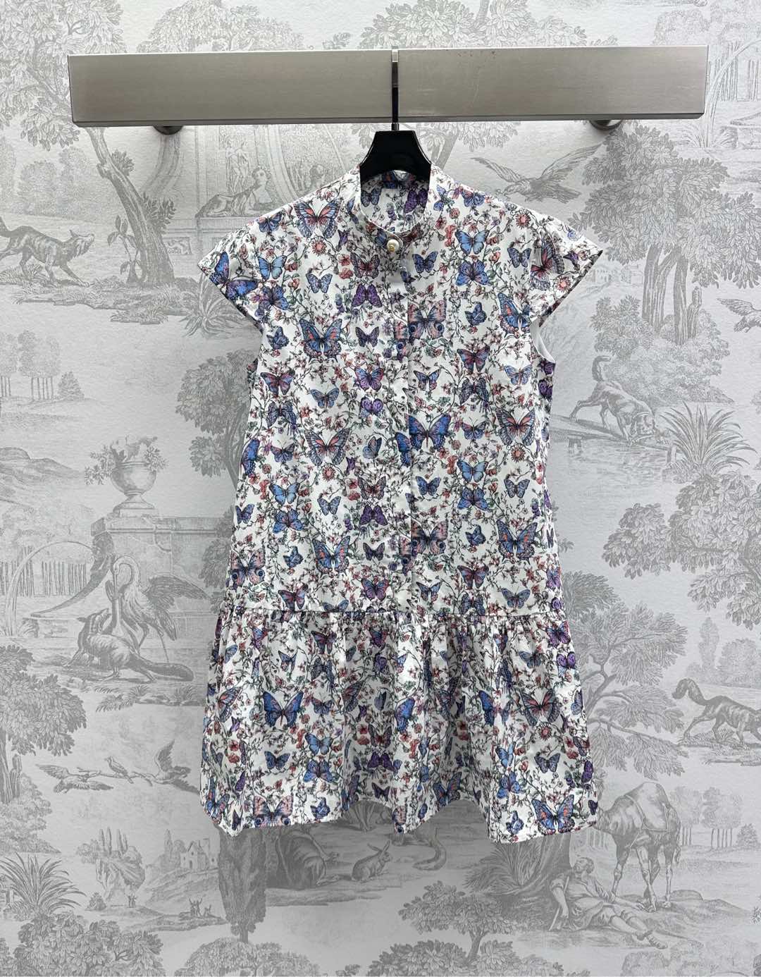 NO:321177,Dio*'s new product is on the shelves of flying sleeve printed dress with custom YB imported twill thick material, breathable and skin-friendly, the whole body is decorated with printed butterfly plant vine pattern elements, highlighting the brand tone, the low waist pleat design stacks out lace effect, adds a sense of styling, agility and flowing in action, surface accessories development, stand-up collar bubble short-sleeved dress tailoring, inner base is anti-transparent and comfortable, the upper body is absolutely high-end temperament girl, high-end version,,dior,skirts,T-shirt,alexander wang19860909Dio*新品上架飞袖印花连衣裙定制YB进口斜纹稠材质 透气亲肤 通体饰以满印蝴蝶植物藤蔓图案元素 彰显品牌调性 低腰处褶皱设计堆叠出花边效果 增添造型层次感 行动间灵动飘逸 面辅料开发 立领泡泡短袖连衣裙剪裁 内里打底防透舒适 上身妥妥高阶气质女郎  高版本,,dior,skirts,T-shirt,alexander wang,Women's clothing