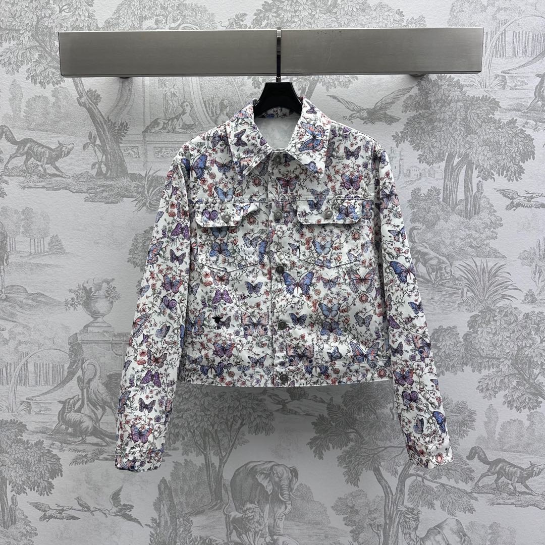 NO:321154,Dio*'s newest printed denim jacket is on the shelves. Customized YB imported twill cotton denim material. It is crisp, comfortable and stylish. The chest is symmetrical flip pocket design. Adds layering. The whole body is decorated with printed butterfly plant vine pattern elements to highlight the brand tone. The letters and leather tags on the back are embellished. Rich visual effects create a romantic style. The surface accessories are developed. The regular jacket is tailored. The casual wear is fashionable. High-end version, dior, jackets & coats, jackets & coats, alexander wang19860909Dio*新品上架印花牛仔外套定制YB进口斜纹棉牛仔材质 挺括舒适有型 胸前对称翻盖口袋设计 增添造型层次感 通体饰以满印蝴蝶植物藤蔓图案元素 彰显品牌调性 后背下摆字母皮标点缀 丰富视觉效果 打造浪漫森系风格 面辅料开发 常规夹克外套剪裁 随意外搭出彩时髦 高版本,,dior,jackets & coats,jackets & coats,alexander wang,Women's clothing