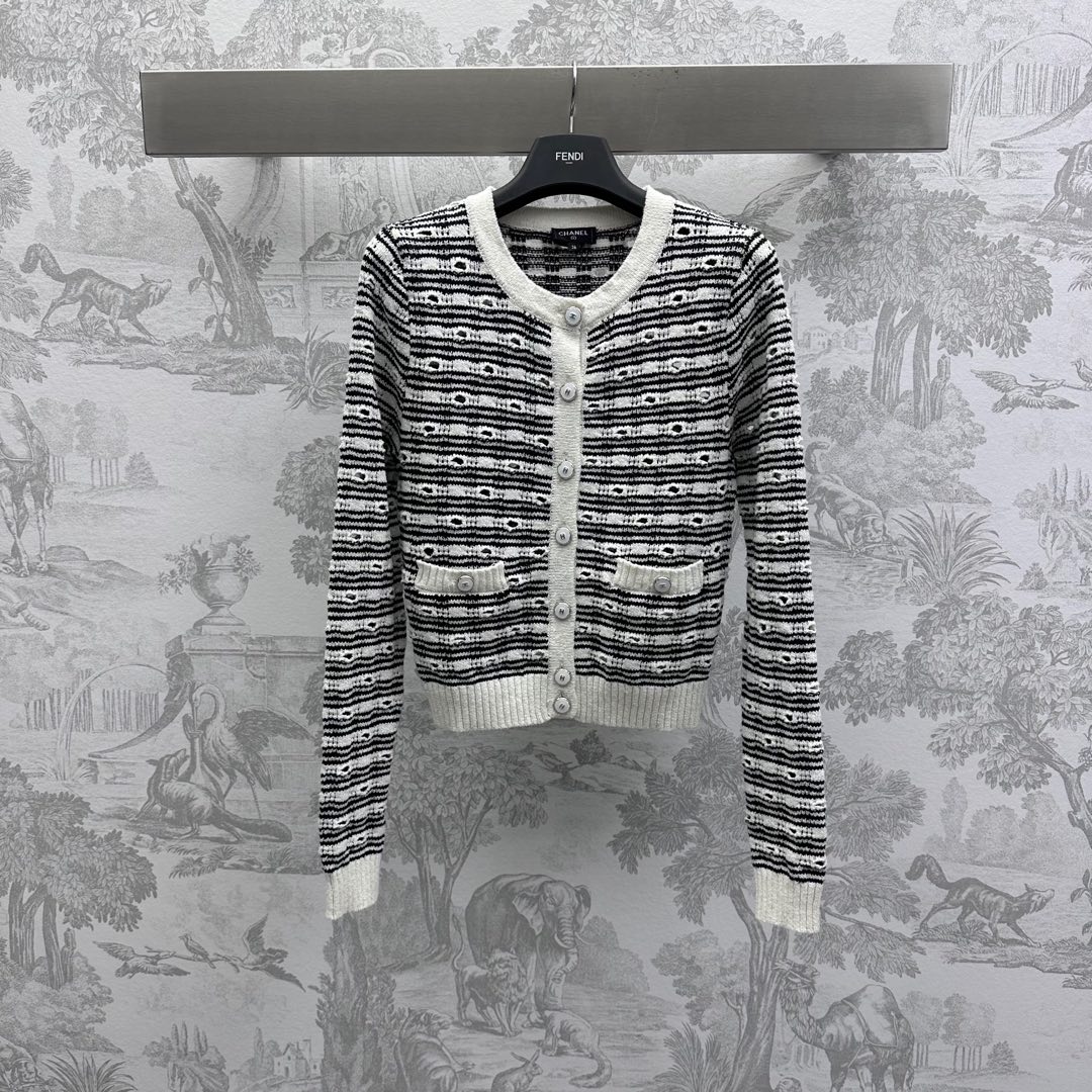 NO:322810,Chane*2025 new product is available for round neck knitted cardigan custom YB imported wool knitted material, delicate texture, soft and comfortable, fine knitted threaded edges, add to the layering of the shape, open mold double C-clamp button adjustment echoes symmetrical pockets, highlight the brand tone, regular styles show fashionable temperament, slim and inclusive figure, round neck long-sleeved cardigan cut, versatile styles do not pick the age and skin tone, randomly match skirts and pants, suitable for age-reducing fashionable retro style, high version 2 colors, chanel, skirts, alexander wang19860909Chane*2025新品上架圆领针织开衫定制YB进口羊毛针织材质 细腻肌理 柔软舒适 通体细密针织螺纹包边 增添造型层次感 开模双C襟扣调节呼应对称口袋 彰显品牌调性 常规版型穿出时髦气质 显瘦包容身材 圆领长袖开衫剪裁 百搭款式不挑年龄肤色 随意搭配裙装裤装 适配减龄时髦复古风格 高版本2色,,chanel,skirts,alexander wang,Women's clothing