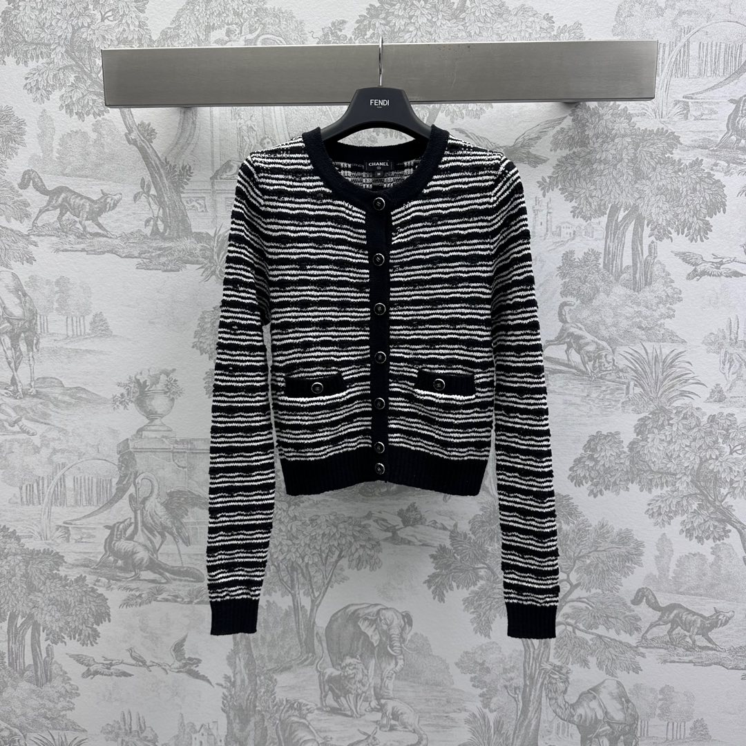 NO:322811,Chane*2025 new product is available for round neck knitted cardigan custom YB imported wool knitted material, delicate texture, soft and comfortable, fine knitted threaded edges, add to the layering of the shape, open mold double C plaid buckle adjustment echoes symmetrical pockets, highlight the brand tone, regular styles show fashionable temperament, slim and inclusive figure, round neck long-sleeved cardigan cut, versatile styles do not pick the age and skin tone, randomly match skirts and pants, suitable for age-reducing fashionable retro style, high version 2 colors 766230,,chanel, skirts, alexander wang19860909Chane*2025新品上架圆领针织开衫定制YB进口羊毛针织材质 细腻肌理 柔软舒适 通体细密针织螺纹包边 增添造型层次感 开模双C襟扣调节呼应对称口袋 彰显品牌调性 常规版型穿出时髦气质 显瘦包容身材 圆领长袖开衫剪裁 百搭款式不挑年龄肤色 随意搭配裙装裤装 适配减龄时髦复古风格 高版本2色 766230,,chanel,skirts,alexander wang,Women's clothing