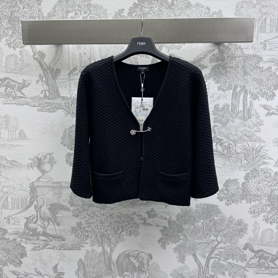 NO:322817,Chane*2025 new product is on the shelves of the slit lotus leaf sleeve knitted cardigan custom YB imported wool yarn material soft and comfortable. The whole body is decorated with waffle texture and adds a sense of styling. Rhinestone double C-buckle adjustment decoration to show the brand tone. Lotus leaf cuffs with hem slit design show careful details. Developed surface auxiliary materials. Single-plate chain cardigan tailoring. Any combination is loose and fashionable. High version 2 colors 36 38 40, chanel, alexander wang19860909Chane*2025新品上架开衩荷叶袖针织开衫定制YB进口羊毛纱线材质 柔软舒适 通体饰以华夫纹肌理基础 增添造型层次感 水钻双C扣调节装饰 彰显品牌调性 荷叶袖口搭配下摆开叉设计 展现小心机细节处理 面辅料开发 单襟链条开衫剪裁 随意搭配都松弛时髦   高版本2色36 38 40,,chanel,alexander wang,Women's clothing