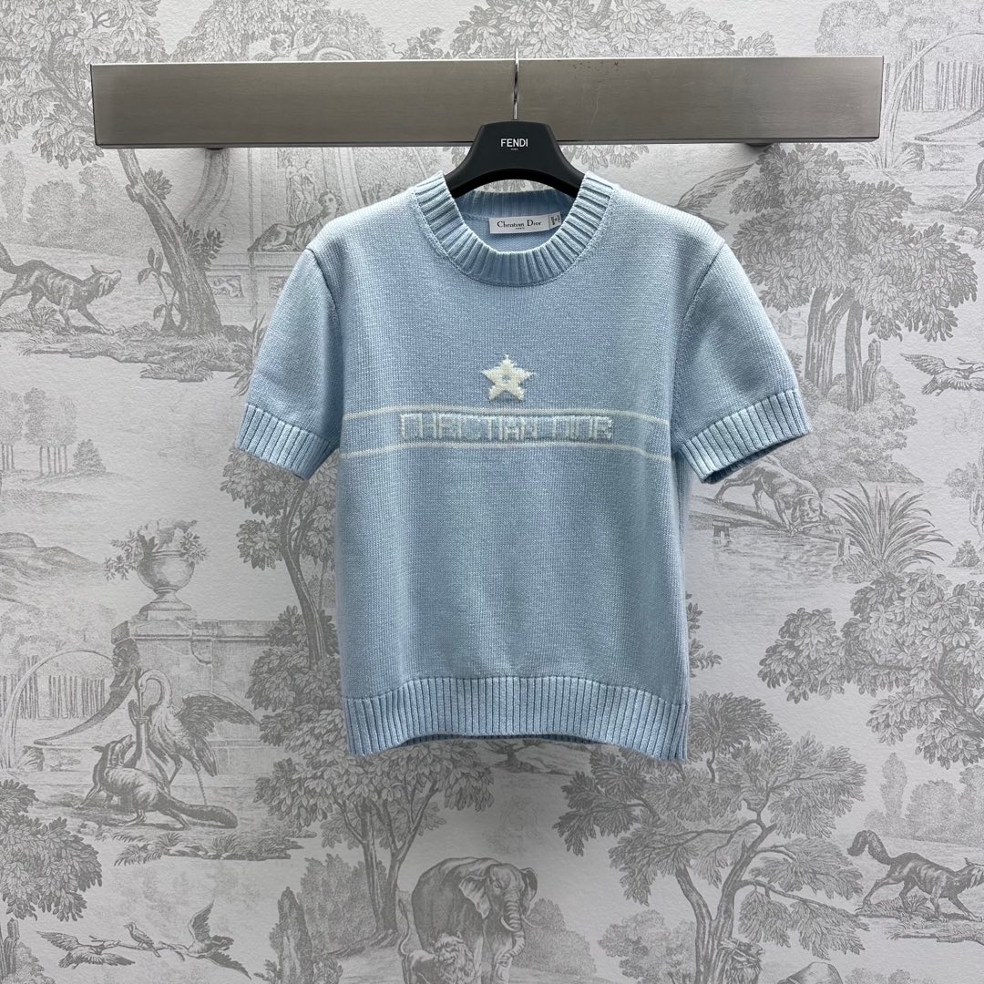 NO:322814,Dio*2025 new product is available on the shelves of round neck short-sleeved knitted tops, customized YB imported wool knitted material, delicate, soft and comfortable, threaded edge-covered tightening, adding layering, elastic fabric, regular styles to create fashionable temperament, slimming and inclusive figure, the iconic letter logo and five-pointed star pattern on the chest are distributed in the center, highlighting the brand tone, facial accessories development, round neck short-sleeved top cut, versatile styles that do not pick the age and skin tone, randomly match skirts and pants, suitable for age-reducing fashionable retro style, high version 2 colors,,dior, skirts, T-shirt, alexander wang19860909Dio*2025新品上架圆领短袖针织上衣定制YB进口羊毛针织材质 细腻柔软舒适 通体螺纹包边收紧处理 增添造型层次感 弹性十足的面料 常规版型穿出时髦气质 显瘦包容身材 胸前标志性字母徽标和五角星图案居中分布 彰显品牌调性 面辅料开发 圆领短袖上衣剪裁 百搭款式不挑年龄肤色 随意搭配裙装裤装 适配减龄时髦复古风格  高版本2色,,dior,skirts,T-shirt,alexander wang,Women's clothing