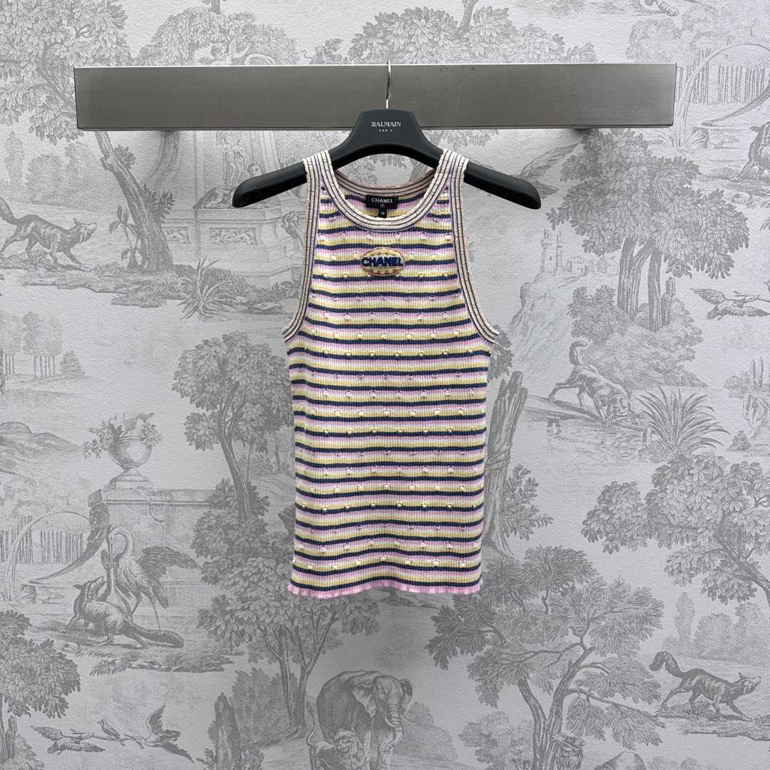 NO:321696,Chane*2025 new product is on the shelves of striped knitted vest custom YB imported wool knitted material, delicate texture, soft and comfortable, use striped edges to echo the large body, add layering, three-color stripes all over the body, letters, logo embroidery and crochet decoration, highlight the brand tone, slim fit style highlights the figure, surface auxiliary materials development, round neck vest cut, upper body reduces age and white, versatile style does not pick the age, skin tone, match with skirts and pants, adapt to fashionable and fashionable style, high version 36 38 40,,chanel, skirts, alexander wang19860909Chane*2025新品上架条纹针织背心定制YB进口羊毛针织材质 细腻肌理 柔软舒适 沿用条纹包边呼应大身 增添造型层次感 通体三色条纹交织胸前字母徽标刺绣钩花装饰 彰显品牌调性 修身版型凸显身材 面辅料开发 圆领背心剪裁 上身减龄显白 百搭款式不挑年龄肤色 搭配裙装裤装 适配时髦洋气风格  高版本36 38 40,,chanel,skirts,alexander wang,Women's clothing