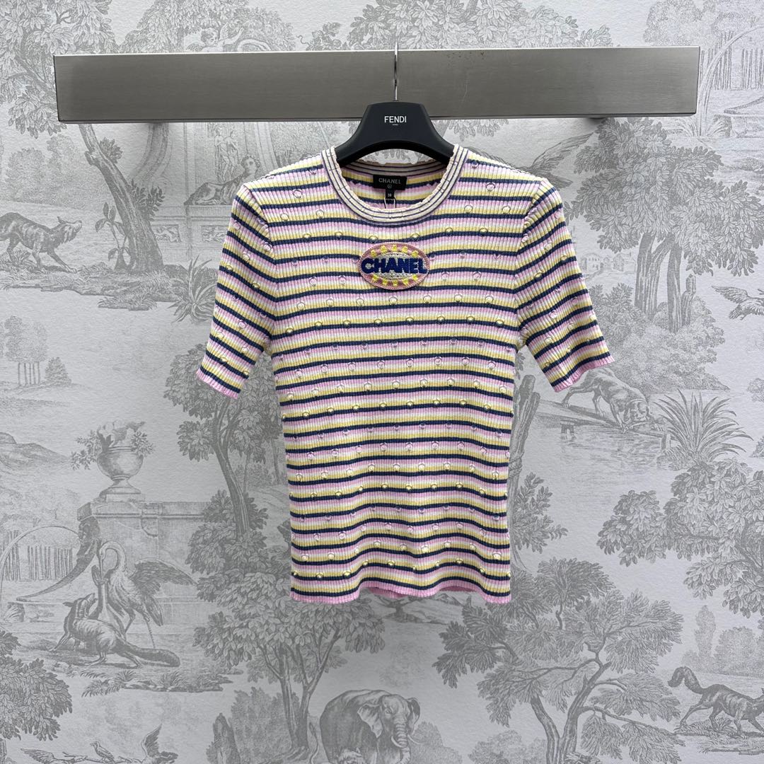 NO:321699,Chane*2025 new product is on the shelves of striped short-sleeved knitted custom YB imported wool knitted material, delicate texture, soft and comfortable, striped edges are used to echo the large body, add layered texture, three-color stripes are intertwined, letters on the chest, embroidered and crochet decoration, highlighting the brand tone, slim fit style highlights the figure, surface auxiliary materials development, round neck short-sleeved top cut, upper body reduces age and whites, versatile style does not pick the age, skin tone, match with skirts and pants, adapt to fashionable and fashionable style, high-version 36 38 40,,chanel, skirts, T-shirt, alexander wang19860909Chane*2025新品上架条纹短袖针织定制YB进口羊毛针织材质 细腻肌理 柔软舒适 沿用条纹包边呼应大身 增添造型层次感 通体三色条纹交织胸前字母徽标刺绣钩花装饰 彰显品牌调性 修身版型凸显身材 面辅料开发 圆领短袖上衣剪裁 上身减龄显白 百搭款式不挑年龄肤色 搭配裙装裤装 适配时髦洋气风格  高版本36 38 40,,chanel,skirts,T-shirt,alexander wang,Women's clothing