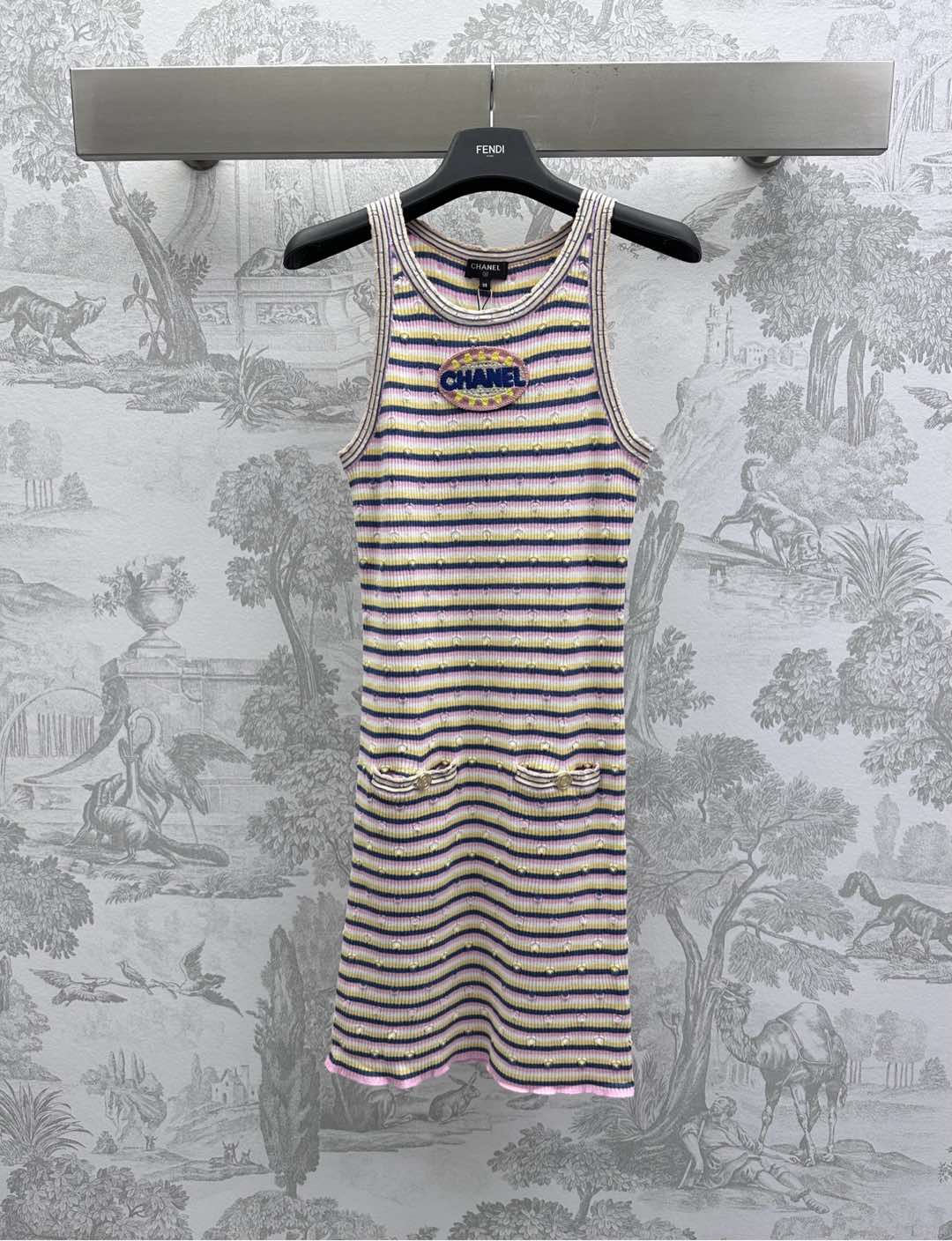 NO:321702,Chane*2025 new product is on the shelves of striped knitted vest skirts. Customized YB imported wool knitted material. Delicate texture. Soft and comfortable. Use striped edges to echo the large body and add layered texture. Three-color striped cross-woven chest letters and logo embroidered crochet decoration to highlight the brand tone. Slim fit style highlights the figure. Face and auxiliary materials development. Vest dress tailoring. The upper body reduces age and looks white. The versatile style does not pick the age and skin tone. Match the skirt and pants to match with fashionable and fashionable style. High-version 36 38 40,,chanel, skirts,alexander wang19860909Chane*2025新品上架条纹针织背心裙定制YB进口羊毛针织材质 细腻肌理 柔软舒适 沿用条纹包边呼应大身 增添造型层次感 通体三色条纹交织胸前字母徽标刺绣钩花装饰 彰显品牌调性 修身版型凸显身材 面辅料开发 背心连衣裙剪裁 上身减龄显白 百搭款式不挑年龄肤色 搭配裙装裤装 适配时髦洋气风格  高版本36 38 40,,chanel,skirts,alexander wang,Women's clothing