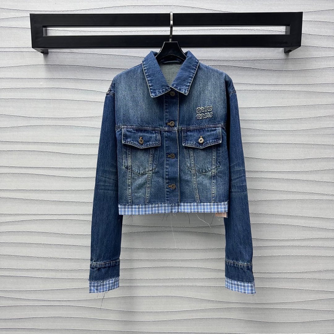 NO:321172,Miumi*'s new product is on the shelves of spliced ​​denim jackets customized YB imported twill cotton denim material Multi-enzyme washing, crisp, comfortable and stylish, symmetrical flip pocket design on the chest, embellished with embroidered letters and logos to highlight the brand tone. The hem is stitched blue checkered shirt cloth splicing to add layering, facial accessories development, spliced ​​lapel jacket tailoring, can be matched with high-waist shorts in the same series, the details are echoed up and down, the set is more coordinated and advanced, high-end version, miumiu, shorts, jackets & coats,shirts,alexander wang19860909Miumi*新品上架拼接牛仔外套定制YB进口斜纹棉牛仔材质 多重酵素水洗 挺括舒适有型 胸前对称翻盖口袋设计 配合绣花字母徽标点缀 彰显品牌调性 下摆毛边蓝色格纹衬衫布拼接处理 增添造型层次感 面辅料开发 拼接翻领外套剪裁 可搭配同系列高腰短裤 细节徽标上下呼应 成套穿搭更为协调高级  高版本,,miumiu,shorts,jackets & coats,shirts,alexander wang,Women's clothing