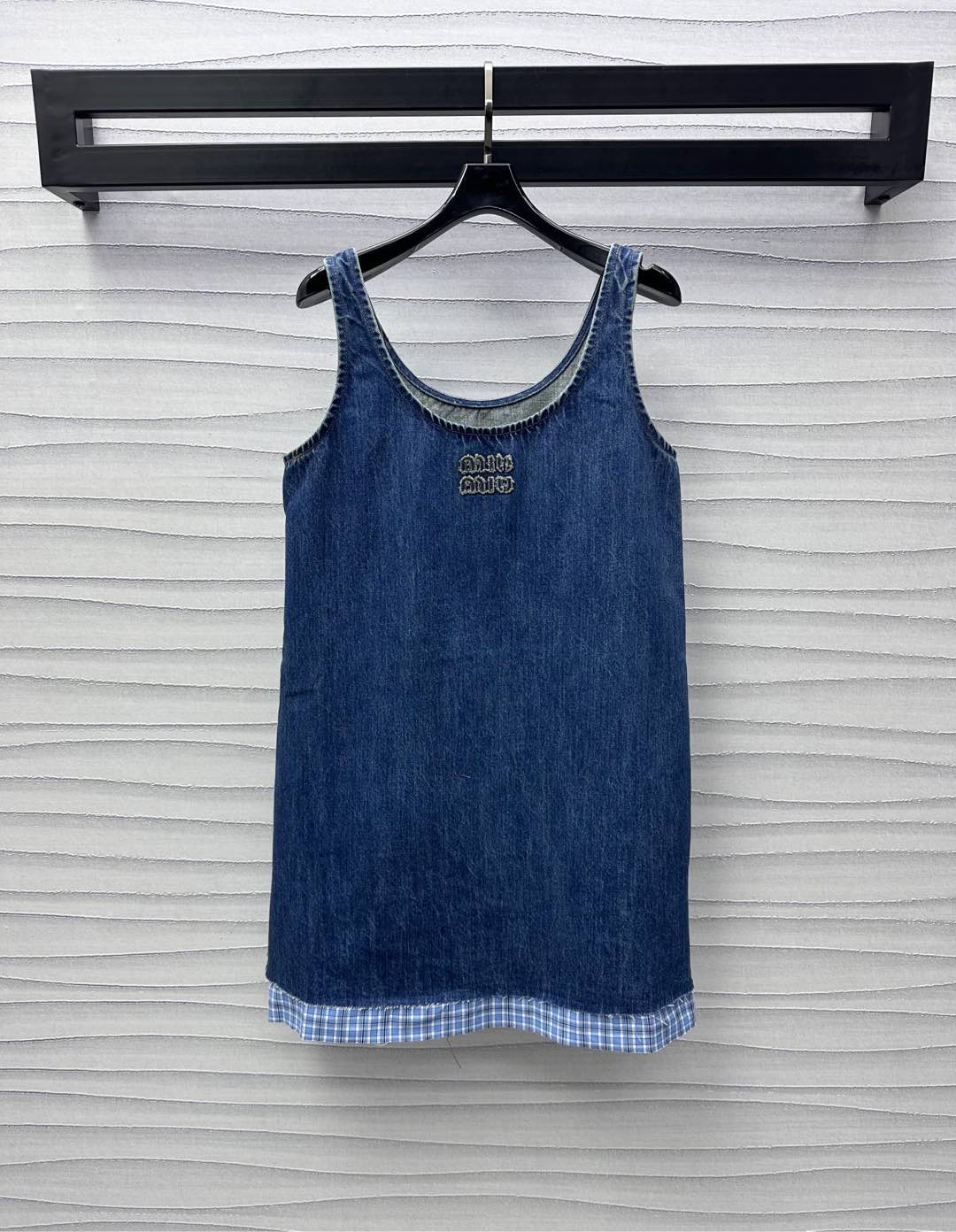 NO:321166,Miumi*'s new product is on the shelves of spliced ​​denim vest skirts customized YB imported twill cotton denim material Multi-enzyme washing Soft and skin-friendly Round neck pullover pattern design Effectively improve shoulder and neck lines The chest is decorated with embroidered letter logo to highlight the brand tone The hem is spliced ​​with blue plaid shirt cloth to add layering to the shape and auxiliary materials development Straight vest skirt style cut Show sweet and cool style outfits Randomly layered to show off the colorful and fashionable High-end version, Miumiu, skirts, shirts, alexander wang19860909Miumi*新品上架拼接牛仔背心裙定制YB进口斜纹棉牛仔材质 多重酵素水洗 柔软亲肤 圆领套头版型设计 有效改善肩颈线条 胸前饰以绣花字母徽标点缀 彰显品牌调性 下摆毛边蓝色格纹衬衫布拼接处理 增添造型层次感面辅料开发 直筒背心裙版型剪裁 展现甜酷风穿搭 随意叠穿出彩时髦  高版本,,miumiu,skirts,shirts,alexander wang,Women's clothing