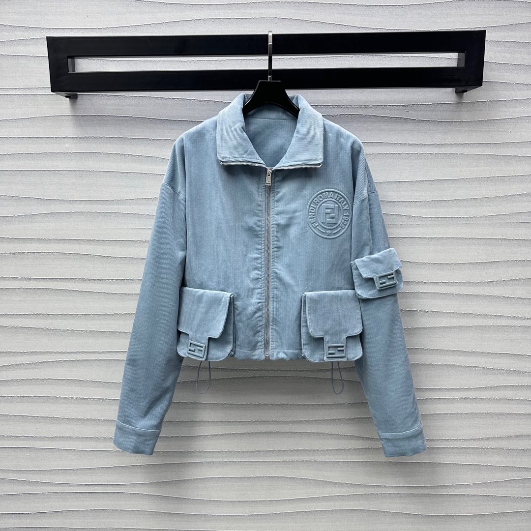 NO:321178,Jackets, trousers* New product on-the-shelf corduroy jacket trousers set Customized YB imported corduroy material Soft and glutinous, comfortable and stylish Washed old retro milky white and light blue Facial accessories Development Zipper jacket trousers set Classic shoulder lapel style design Relief round seal logo embellishment decoration on chest highlights the brand tone symmetrical hem with the symmetrical double pockets and hand sleeve hair stick bags to match to add layered styling. Matched with straight trousers in the same series Detailed logo echoes the whole set of fashion and fashionable. You can also buy it separately. High-end 2 colors, Jackets & coats, Jackets & coats, Alexander wang19860909外套  长裤*新品上架灯芯绒夹克长裤套装定制YB进口灯芯绒材质 软糯舒适有型 水洗做旧复古奶白色跟浅蓝色 面辅料开发 拉链夹克长裤套装 经典正肩翻领版型设计 胸前浮雕圆形印章徽标点缀装饰 彰显品牌调性下摆对称双口袋与手袖发棍包包配合呼应 增添造型层次感 搭配同系列直筒长裤 细节徽标上下呼应 成套穿搭时髦洋气 也可分开购入搭配 高版本2色,,jackets & coats,jackets & coats,alexander wang,Women's clothing