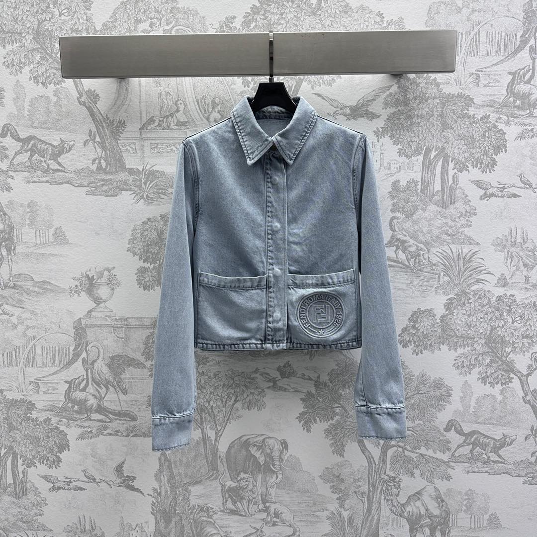 NO:321173,Fend* new product is on the shelves of the shelves of the embossed denim jacket custom YB imported twill cotton denim material breathable and comfortable and stylish Multi-enzyme washing Presents a light blue color Presents a long-shoulder short shirt jacket style Adds a sense of styling layering The hem pocket is decorated with embossed round seal logo embossed to highlight the brand tone Face and accessories development Lapel jacket tailoring Can be matched with the same series of items Fashionable and fashionable Series development High-end version, Fendi, Jackets & coats, Jackets & coats, Alexander wang19860909Fend*新品上架浮雕牛仔外套定制YB进口斜纹棉牛仔材质 透气舒适有型 多重酵素水洗 呈现做旧浅蓝色 正肩短款衬衣外套版型 增添造型层次感 下摆口袋饰以浮雕圆形印章徽标点缀装饰 彰显品牌调性 面辅料开发 翻领夹克外套剪裁 可搭配同系列单品 穿搭时髦洋气 系列开发 高版本,,fendi,jackets & coats,jackets & coats,alexander wang,Women's clothing