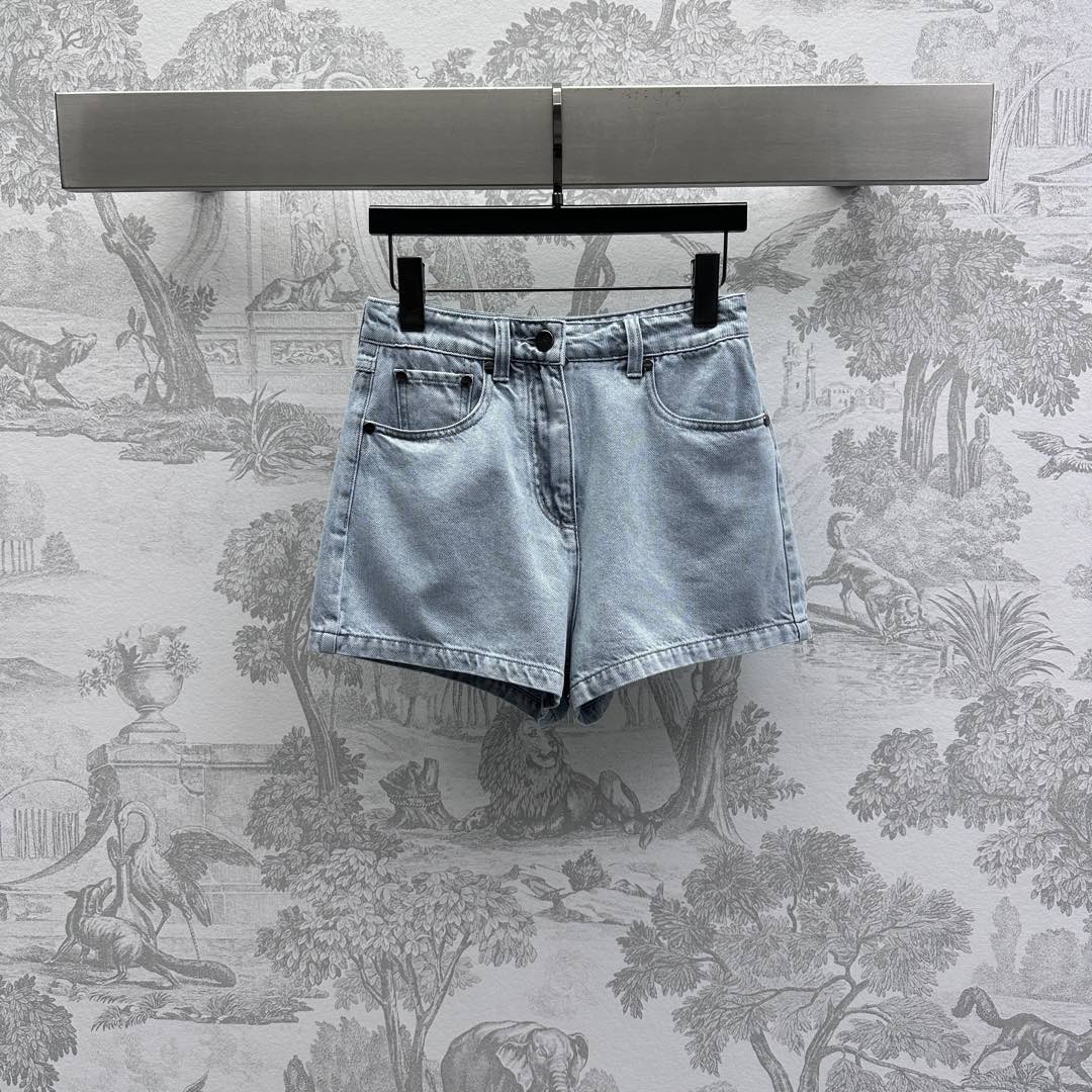 NO:321167,Fend* new product is available for shelves of embossed denim shorts custom YB imported twill cotton denim material breathable and comfortable and stylish Multi-enzyme washing Presents a light blue color High-waisted buckle wide-leg style Add a layered look The rear hip pocket is decorated with embossed round seal logo embossed to highlight the brand tone Developed Face and auxiliary materials High-waisted wide-leg shorts cut Can be matched with the same series of items Fashionable and fashionable Series development High-version, fendi, shorts, alexander wang19860909Fend*新品上架浮雕牛仔短裤定制YB进口斜纹棉牛仔材质 透气舒适有型 多重酵素水洗 呈现做旧浅蓝色 高腰系扣阔腿版型 增添造型层次感 后臀口袋饰以浮雕圆形印章徽标点缀装饰 彰显品牌调性 面辅料开发 高腰阔腿短裤剪裁 可搭配同系列单品 穿搭时髦洋气 系列开发  高版本,,fendi,shorts,alexander wang,Women's clothing