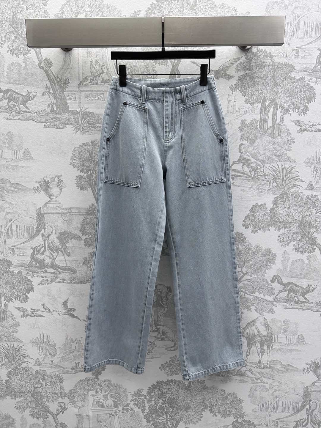 NO:321164,Fend* new product is available for shelves of relief pockets and denim trousers customized YB imported twill cotton denim material breathable and comfortable and stylish Multi-enzyme washing Presents a light blue color High-waisted buckle straight-fitting adds a sense of styling. The rear hip pocket is decorated with embossed round seal logo embellishment to highlight the brand tone. Face and auxiliary materials development Pocket straight trousers cut can be matched with the same series of items. Fashionable and fashionable. Series development High-version, fendi, alexander wang19860909Fend*新品上架浮雕口袋牛仔长裤定制YB进口斜纹棉牛仔材质 透气舒适有型 多重酵素水洗 呈现做旧浅蓝色 高腰系扣直筒版型 增添造型层次感 后臀口袋饰以浮雕圆形印章徽标点缀装饰 彰显品牌调性 面辅料开发 口袋直筒长裤剪裁 可搭配同系列单品 穿搭时髦洋气 系列开发  高版本,,fendi,alexander wang,Women's clothing