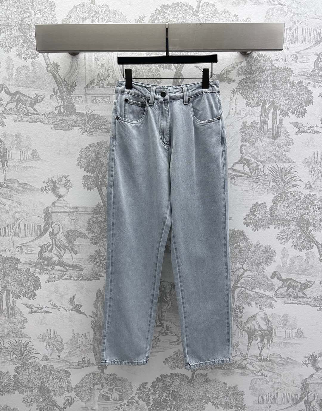 NO:321161,Fend* new product is available for shelves of embossed denim twill trousers custom YB imported twill cotton denim material breathable and comfortable and stylish Multi-enzyme washing Presents a light blue color High-waisted buckle straight-fitting style to add layering The rear hip pocket is decorated with embossed round seal logo embossed to highlight the brand tone Developed Facial accessories High-waisted straight trousers cut Can be matched with the same series of items Fashionable and fashionable Series development High-version 7,,fendi,alexander wang19860909Fend*新品上架浮雕牛仔长裤定制YB进口斜纹棉牛仔材质 透气舒适有型 多重酵素水洗 呈现做旧浅蓝色 高腰系扣直筒版型 增添造型层次感 后臀口袋饰以浮雕圆形印章徽标点缀装饰 彰显品牌调性 面辅料开发 高腰直筒长裤剪裁 可搭配同系列单品 穿搭时髦洋气 系列开发  高版本 7,,fendi,alexander wang,Women's clothing