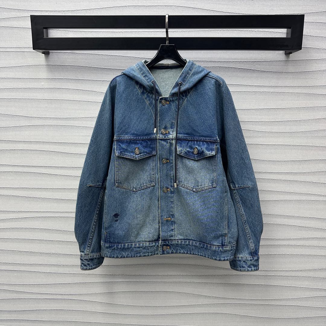 NO:321708,Dio*2025 new product launches hooded denim jacket custom YB imported twill cotton denim material, crisp, comfortable and stylish, multi-enzyme washing technology, presents a retro color rub, symmetrical flip pocket design, with single-row plaque adjustment, adds a sense of styling, waist-side embroidery CD bee pattern embellishment, echoes the hood logo, highlights the brand tone, loose, slightly round, blunt, casual silhouette, cool and soft, surface auxiliary material development, hooded drawstring jacket tailoring, can be matched with the same series of straight trousers, complete set of upper body versatile and slim, simple and not picky about body shape, enduring style, essential outfits for daily casualness, can also be purchased separately, high-end version,,dior, jackets & coats, jackets & coats,hats,alexander wang19860909Dio*2025新品上架连帽牛仔夹克外套定制YB进口斜纹全棉牛仔材质 挺括舒适有型 多重酵素水洗工艺 呈现做旧复古擦色感 对称翻盖口袋设计 配合单排刻字襟扣调节 增添造型层次感 腰侧刺绣CD蜜蜂图案点缀 呼应兜帽徽标 彰显品牌调性 宽松略显圆钝随意的廓形 飒爽中带着一丝柔美 面辅料开发 连帽抽绳外套剪裁 可搭配同系列直筒长裤 成套上身百搭显瘦 简约不挑身材 经久不衰的款式 日常休闲必备穿搭 也可分开购入搭配 高版本,,dior,jackets & coats,jackets & coats,hats,alexander wang,Women's clothing