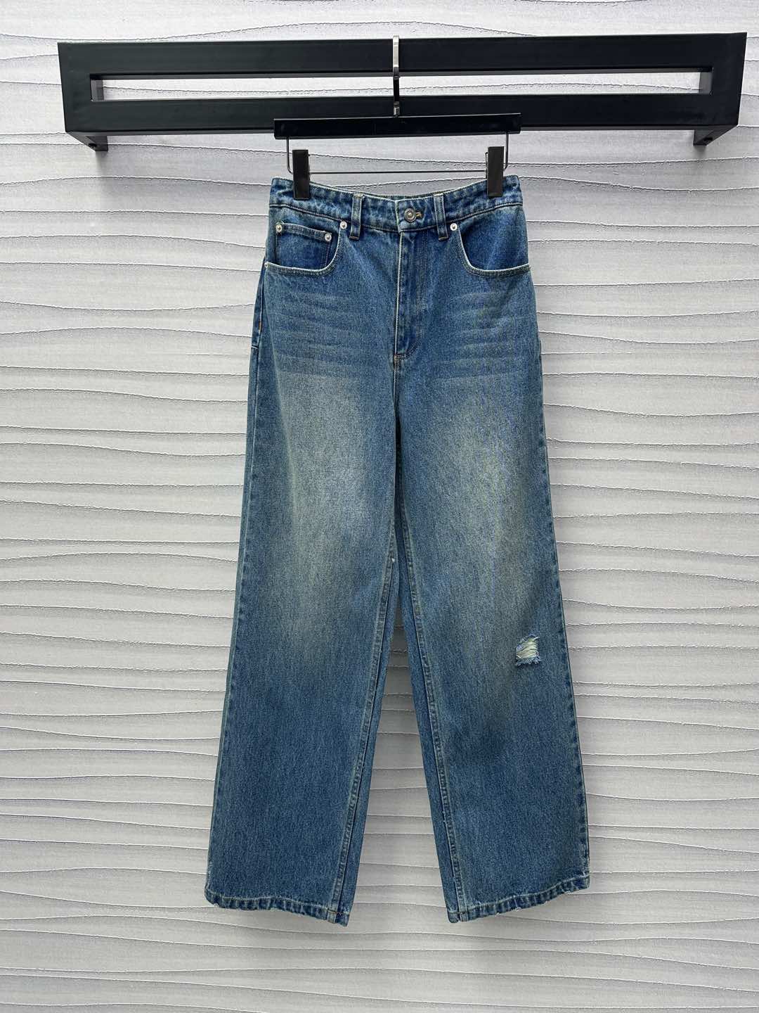 NO:321705,Dio*2025 new product is available on the shelves of high-waist denim twill custom YB imported twill cotton denim material, crisp, comfortable and stylish, multi-enzyme washing process, presents a retro color-touching, high-waist buckle double-in-pocket style, with outline and line cutting, adds a sense of styling, wear and tear, echoes the logo embellishment at the back waist, highlights the brand tone, cool with a hint of softness, surface auxiliary material development, high-waist straight trousers cut, can be matched with the same series of jackets, complete sets of upper body versatile and slimming, simple and not picky about the figure, enduring style, essential outfits for daily casualness, can also be purchased separately, high-version,,dior,jackets & coats,jackets & coats,alexander wang19860909Dio*2025新品上架高腰牛仔长裤定制YB进口斜纹全棉牛仔材质 挺括舒适有型 多重酵素水洗工艺 呈现做旧复古擦色感 高腰系扣双插兜版型 配合轮廓线条裁剪 增添造型层次感 裤腿磨破处理 呼应后腰处徽标点缀 彰显品牌调性 飒爽中带着一丝柔美 面辅料开发 高腰直筒长裤剪裁 可搭配同系列夹克外套 成套上身百搭显瘦 简约不挑身材 经久不衰的款式 日常休闲必备穿搭 也可分开购入搭配 高版本,,dior,jackets & coats,jackets & coats,alexander wang,Women's clothing