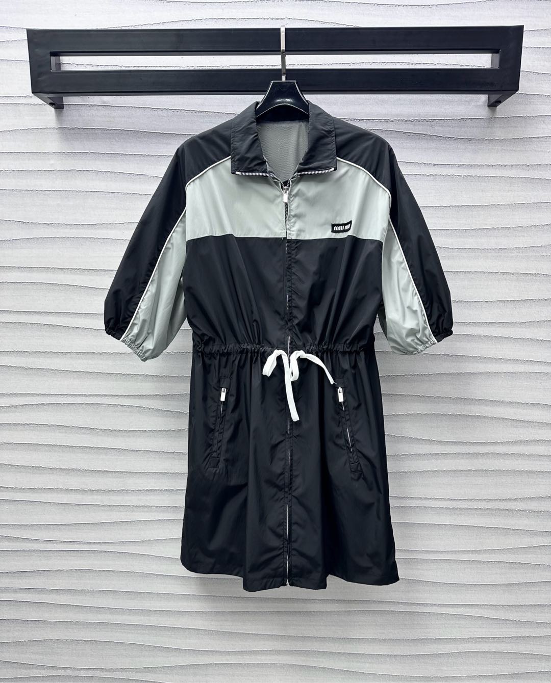 NO:321714,Miumi*2025 new product is on the shelves of contrasting drawstring dress custom YB imported recycled nylon material. High-quality texture, crisp and stylish. Use zipper opening and plaid adjustment. With contrasting color splicing design, add layered look. White drawstrings at waist and waist are easily divided into short and long ratios. Create a casual and relaxed workwear style outfit. Zipper details in the pockets on both sides of the waist and hips. Add casual atmosphere. The letter logo on the chest embellishment and decoration. Show brand tone. Lapel dress windbreaker style cut loose and comfortable. The grid liner is breathable and comfortable to meet various needs for commuting and dates. The outfit is more age-reducing and playful. High-version 2 colors,,miumiu, skirts,alexander wang19860909Miumi*2025新品上架撞色抽绳连衣裙定制YB进口再生尼龙材质 质感高级 挺括有型 沿用拉链开襟调节处理 配合撞色拼接设计 增添造型层次感 腰间白色抽绳收腰处理 轻松划分上短下长好比例 打造休闲松弛感满分的工装风穿搭 腰胯两侧口袋的拉链细节 增加休闲气息 胸前字母徽标点缀装饰 彰显品牌调性 翻领连衣裙风衣版型剪裁 宽松舒适可调节 网格内衬透气舒适 满足通勤约会多种需求 穿搭更显减龄俏皮  高版本2色,,miumiu,skirts,alexander wang,Women's clothing